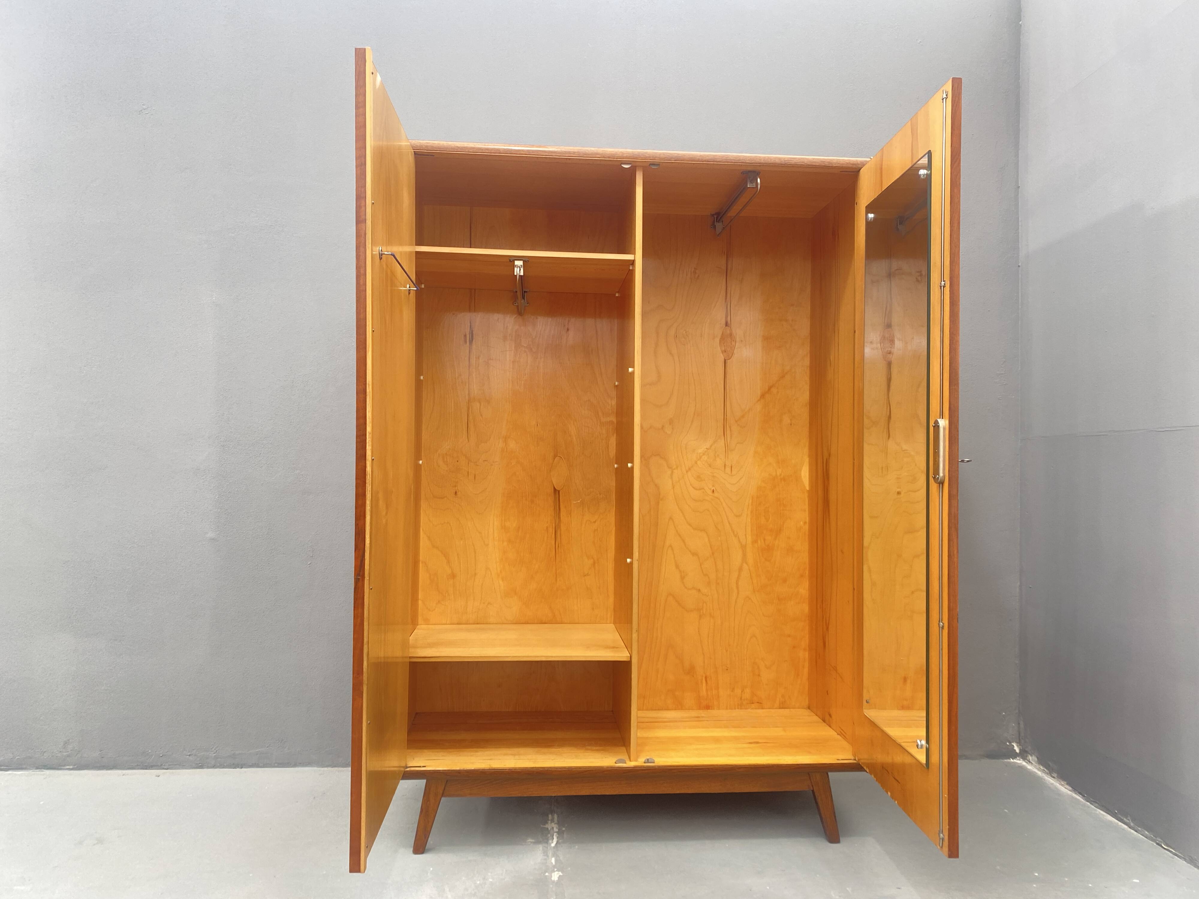 Armoire en noyer de Jitona, années 1970, Tchécoslovaquie