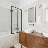 Miroir en applique avec boutons doré