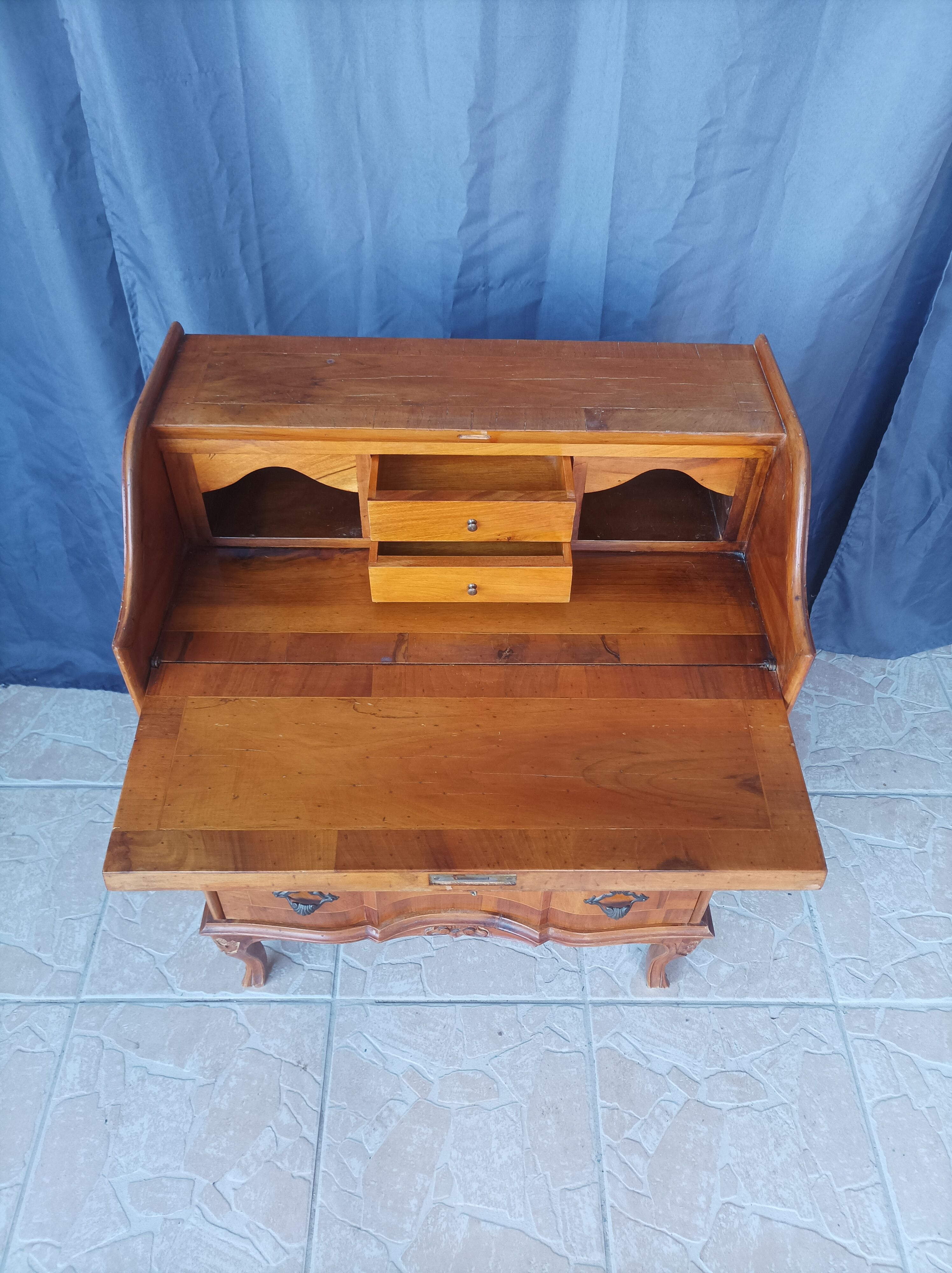 Walnut bramble secretary