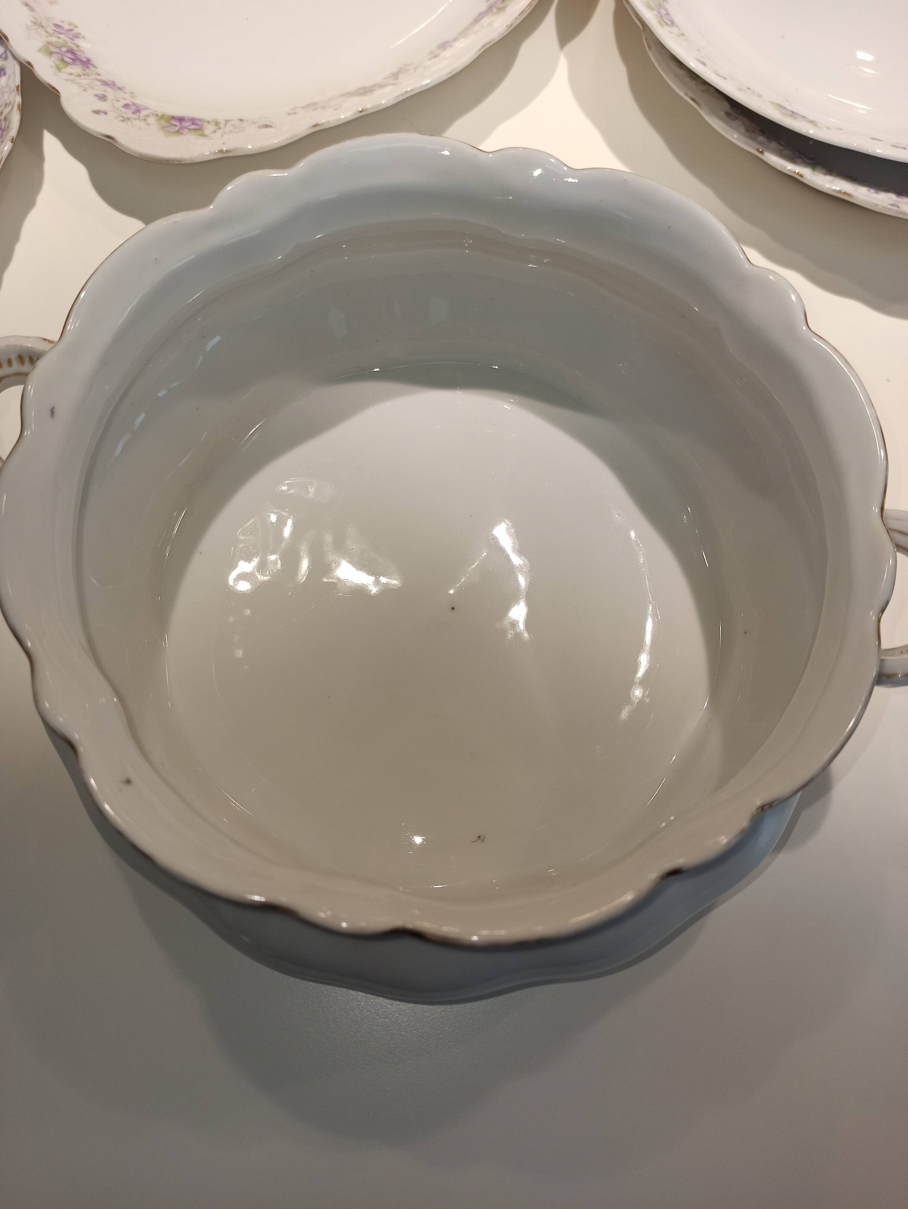 Table service 31 pieces in porcelain. Floral polychrome pattern