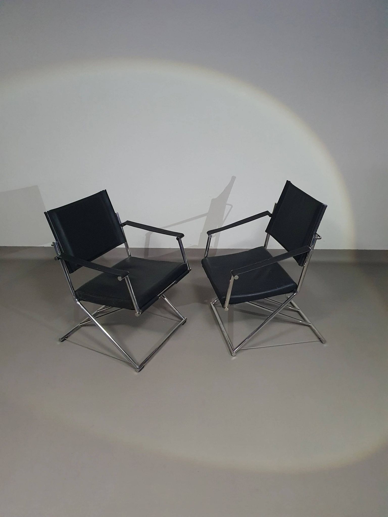 2 chaises pliantes en cuir chromé