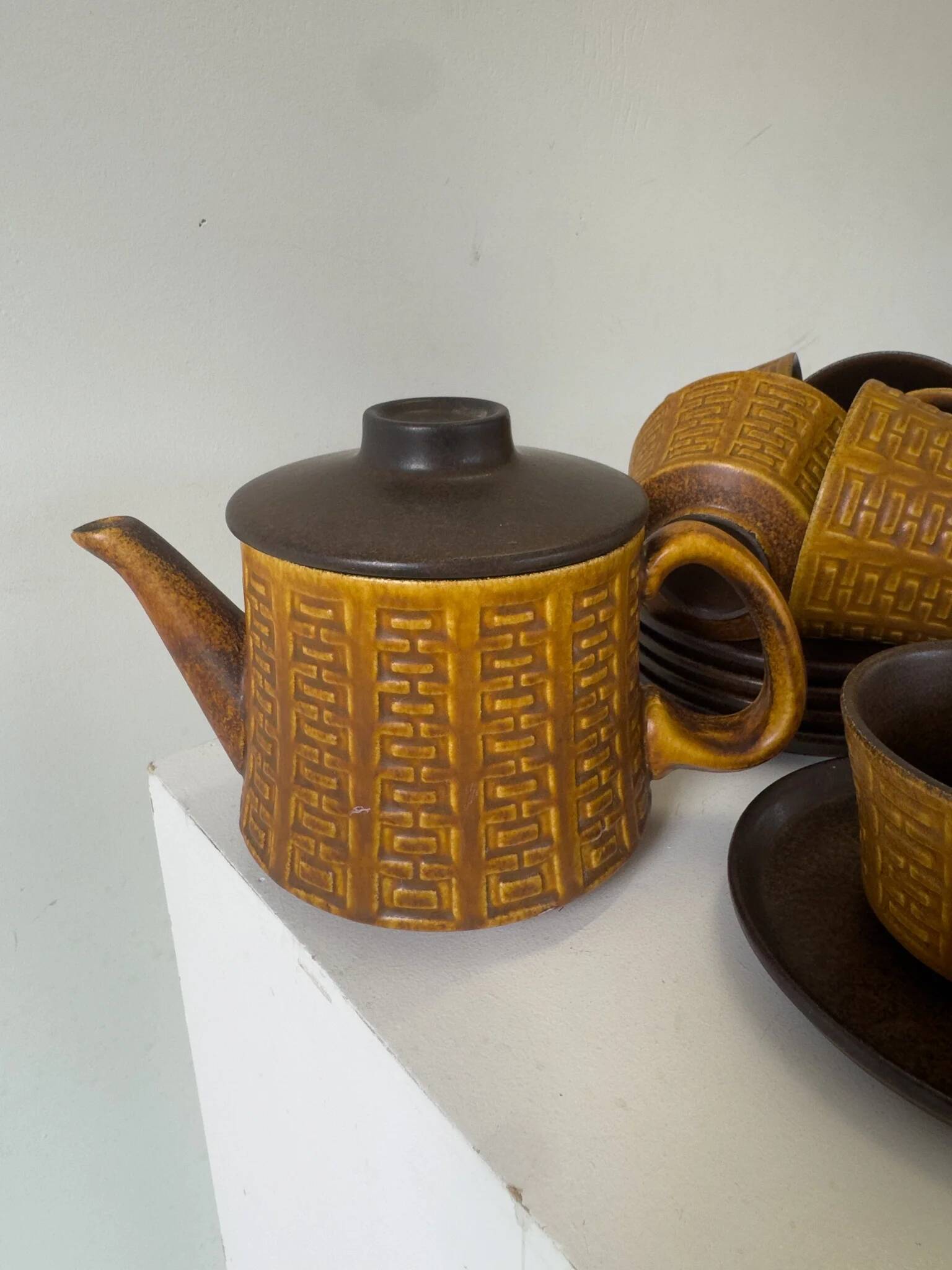 Ceramano tea service "Epsilon" from the 1960s with a raised geometric pattern.