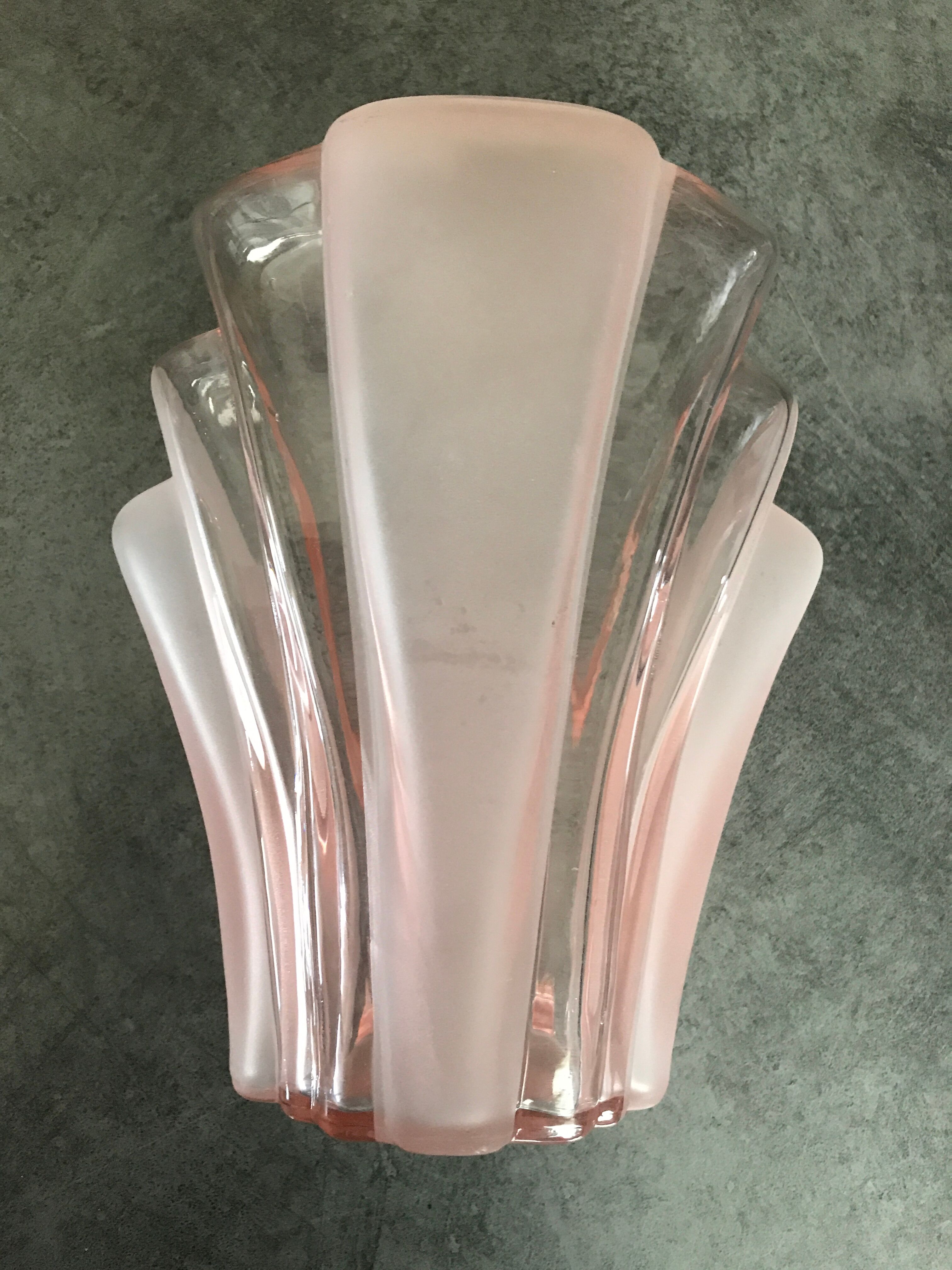 Vase en verre moulé rose art déco 18 cm