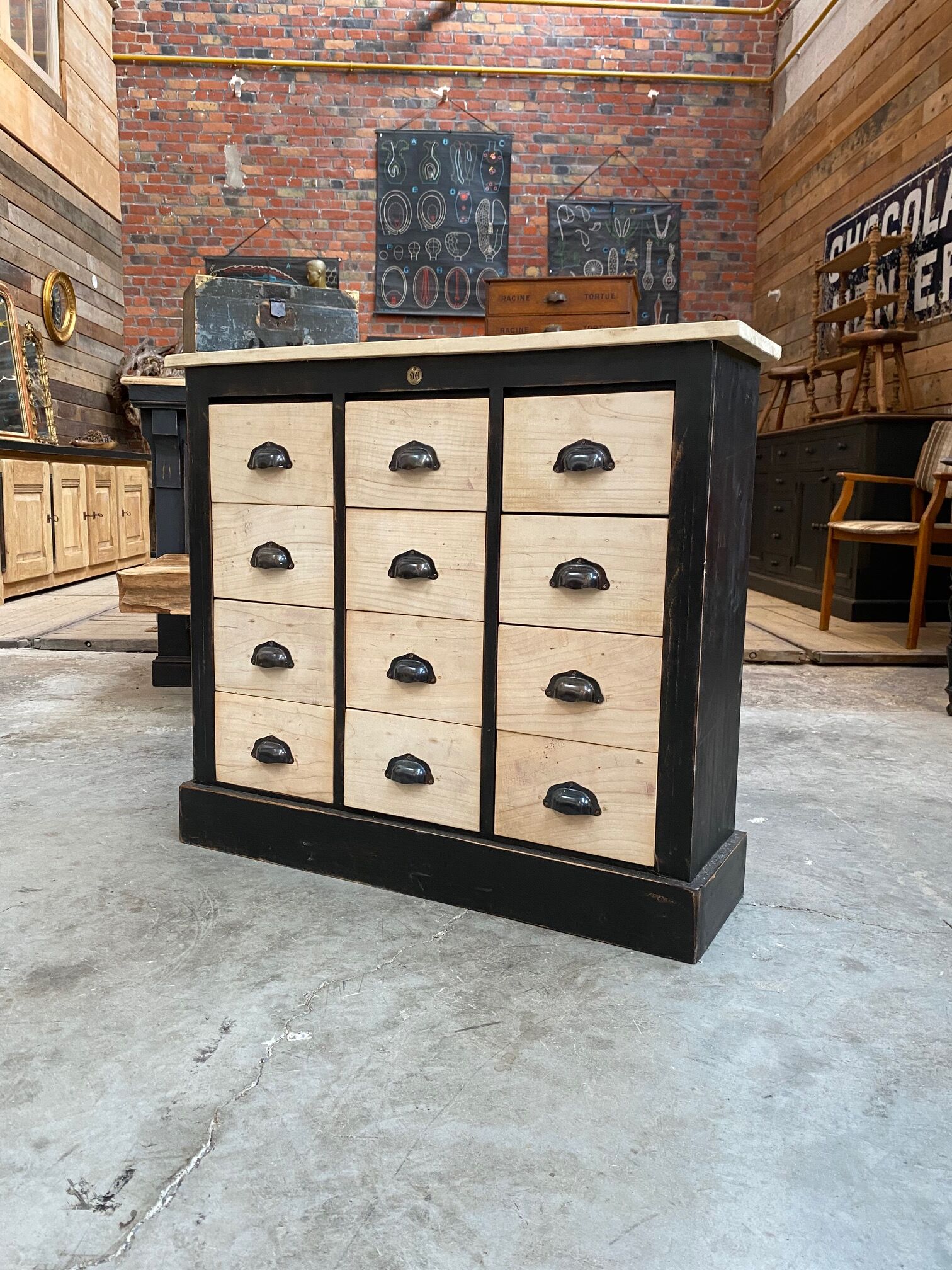 Storage cabinet with drawers