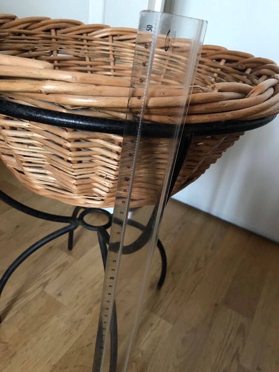 Wicker basket with metal support