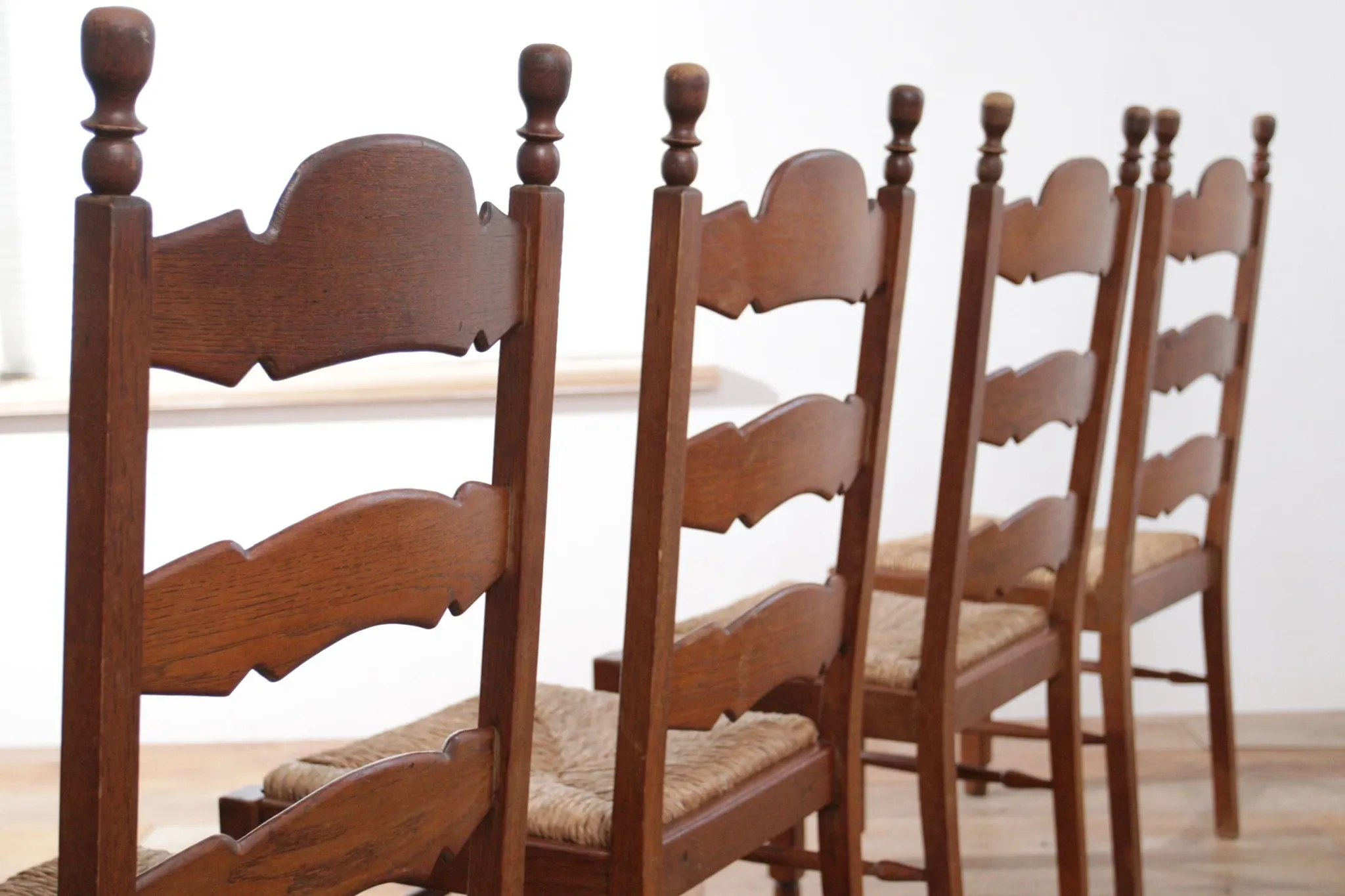 Ensemble de 4 chaises de salle à manger en chêne avec dossier échelle et sièges en paille.