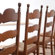 Ensemble de 4 chaises de salle à manger en chêne avec dossier échelle et sièges en paille.