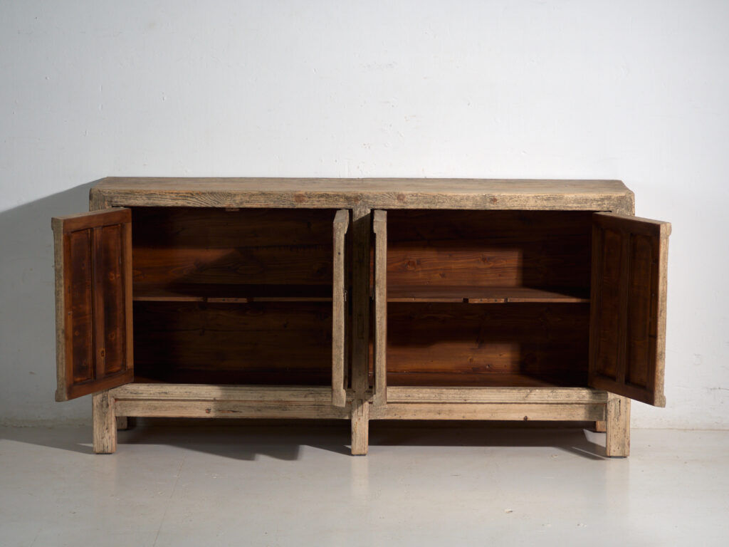 Buffet ancien en bois d’orme – Chine, vers 1950
