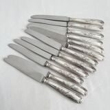 12 antique silver-plated knives with acanthus shell decoration and stainless steel blades.