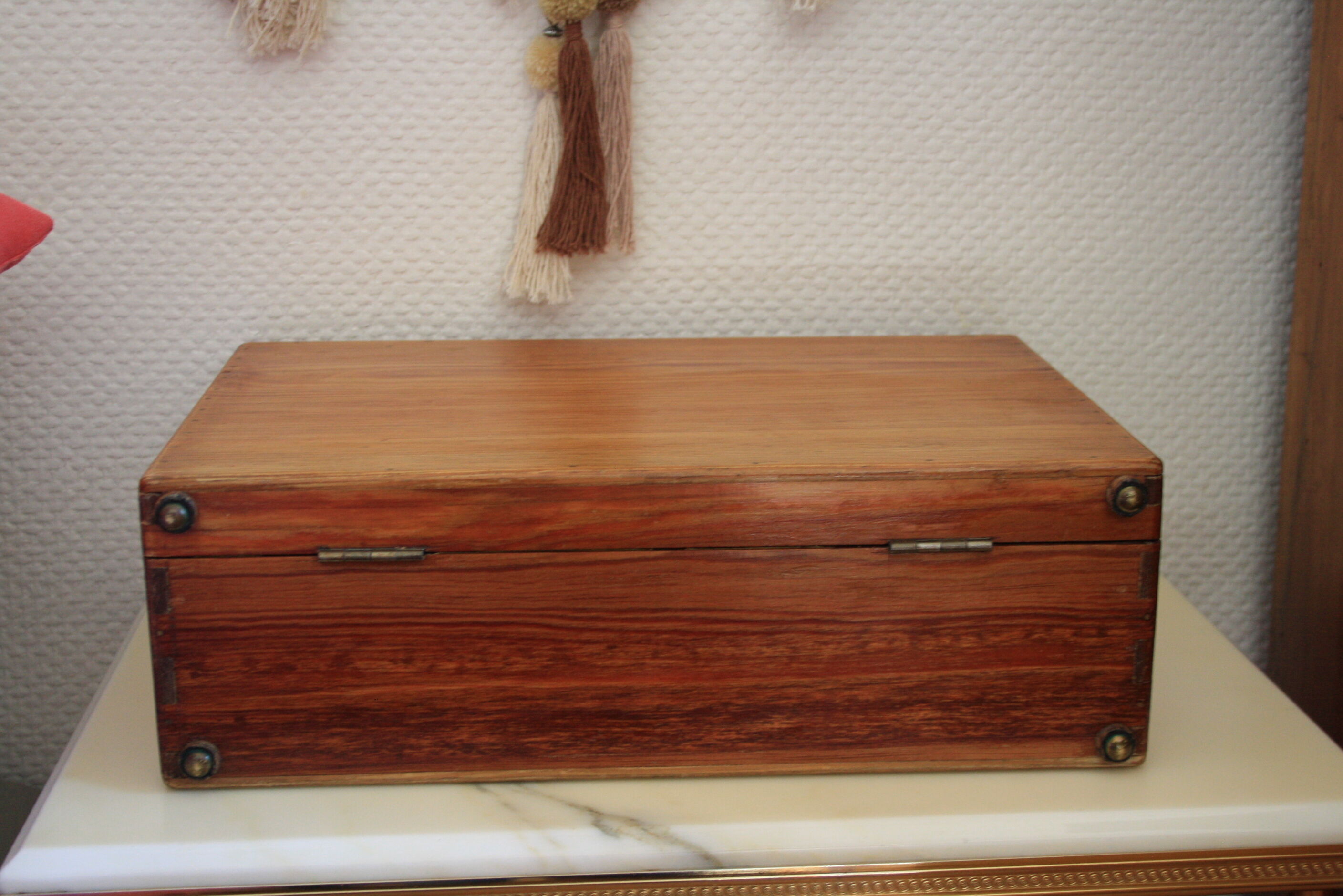 Valise en bois massif fermoirs laiton poignée métal et cuir
