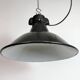 Ensemble de 4 lampes d'usine en émail noir industriel avec dessus en fonte, années 1950.