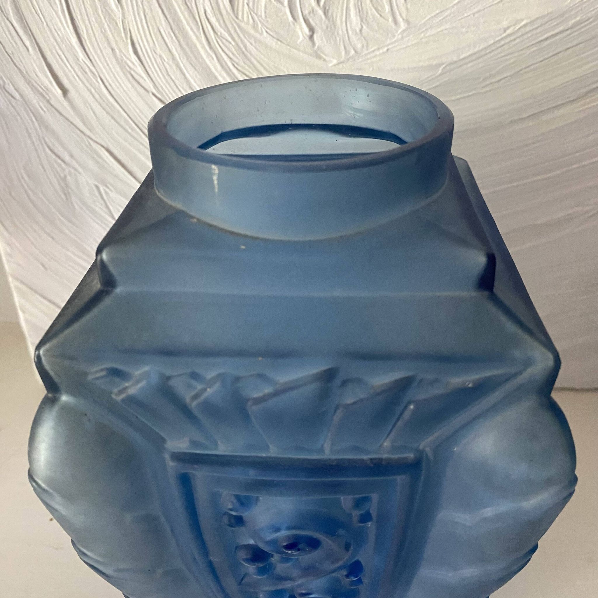 Art Deco vase in blue frosted glass 19 cm