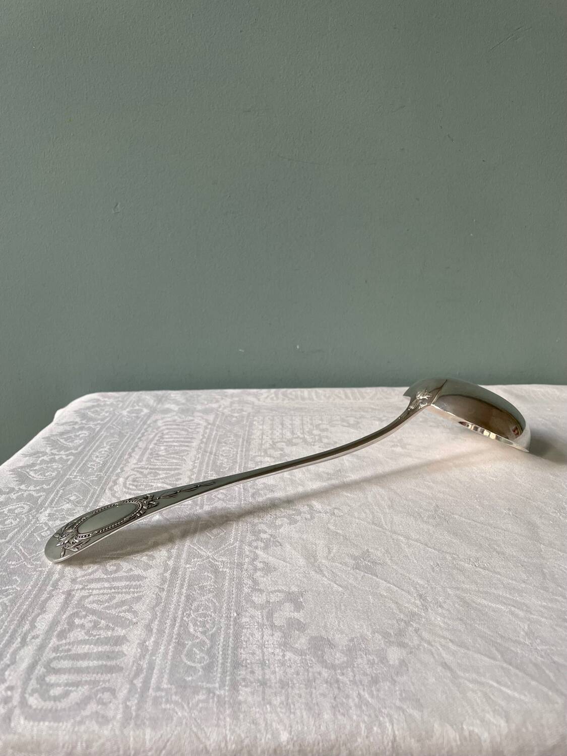 Grande louche ancienne en métal argenté, modèle baguette médaillon
