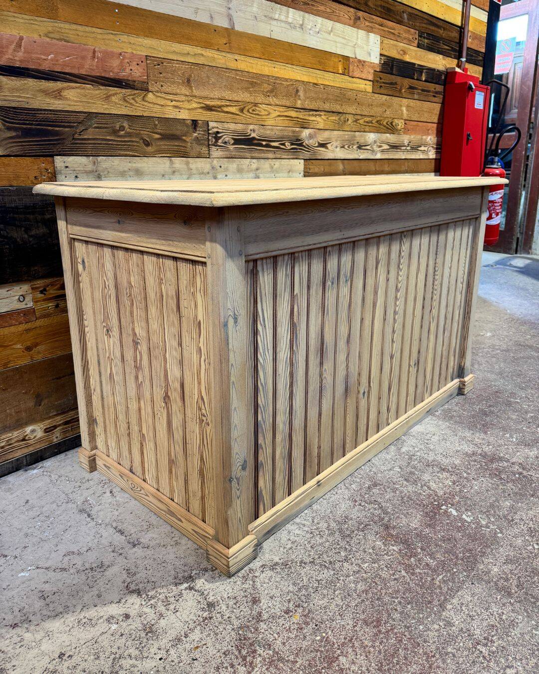 Shop counter in sandblasted pitch pine - Circa 1940