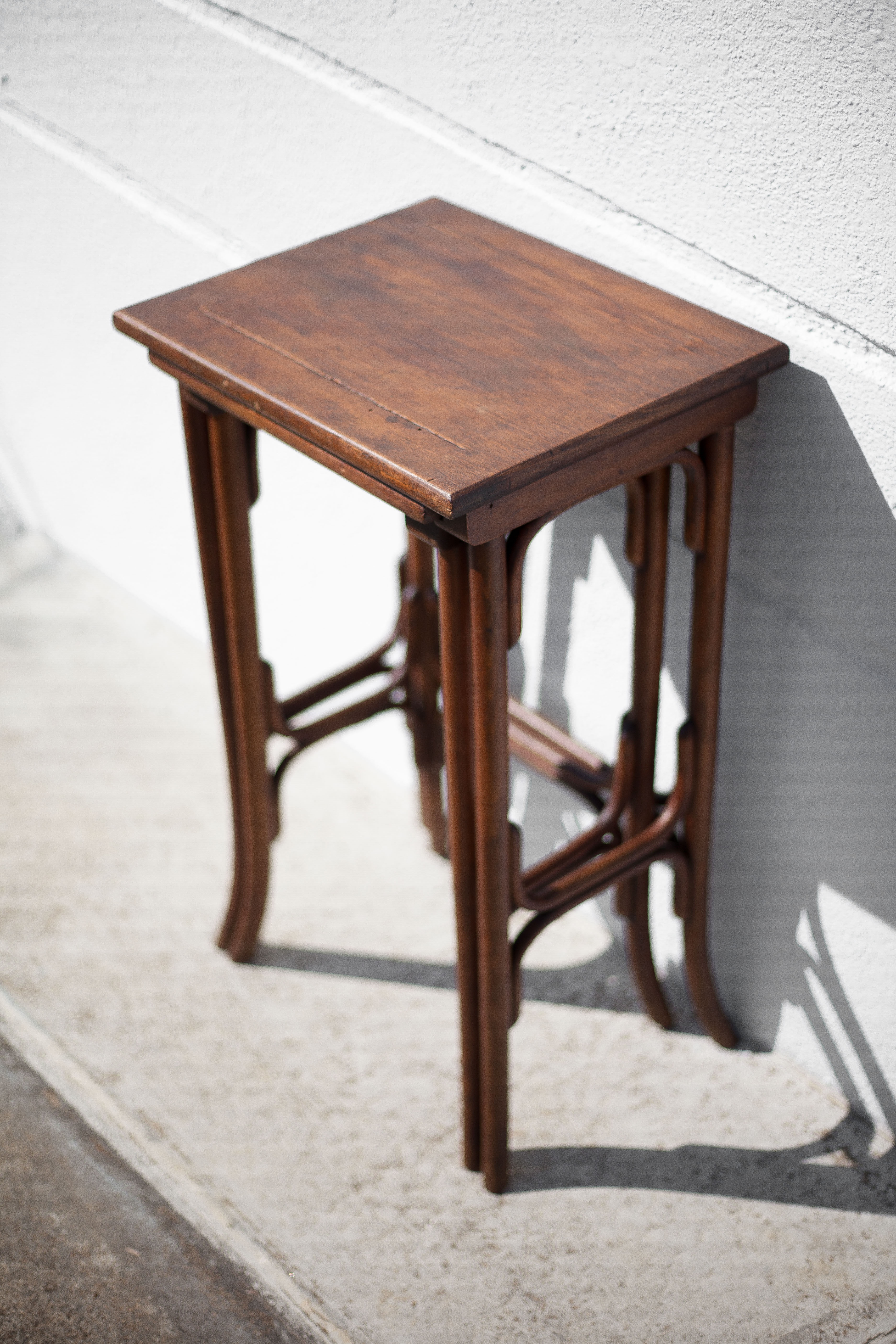 Curved wood trundle table