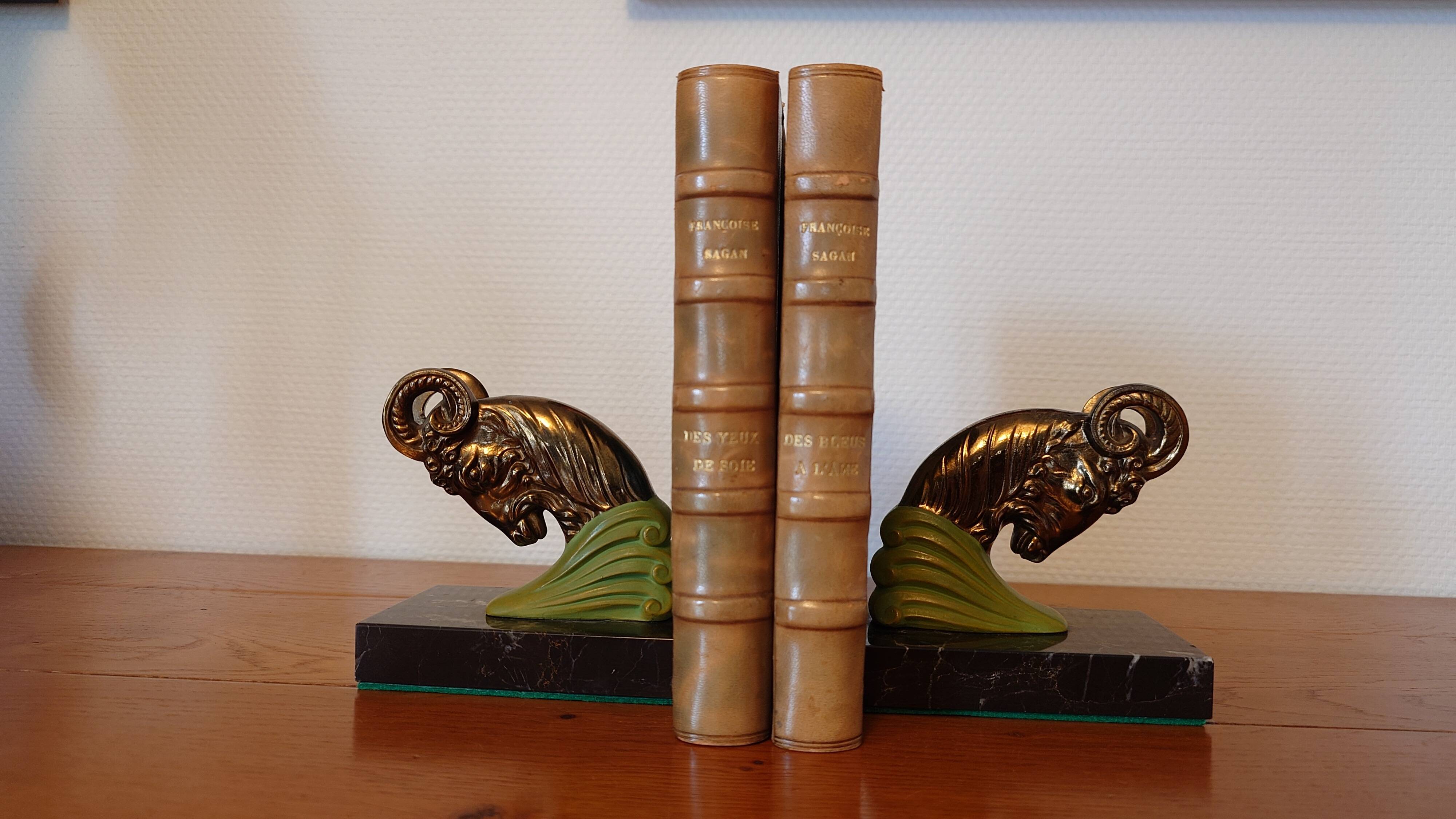 Paire de serre-livres Art Déco têtes de bélier, métal patiné et marbre noir