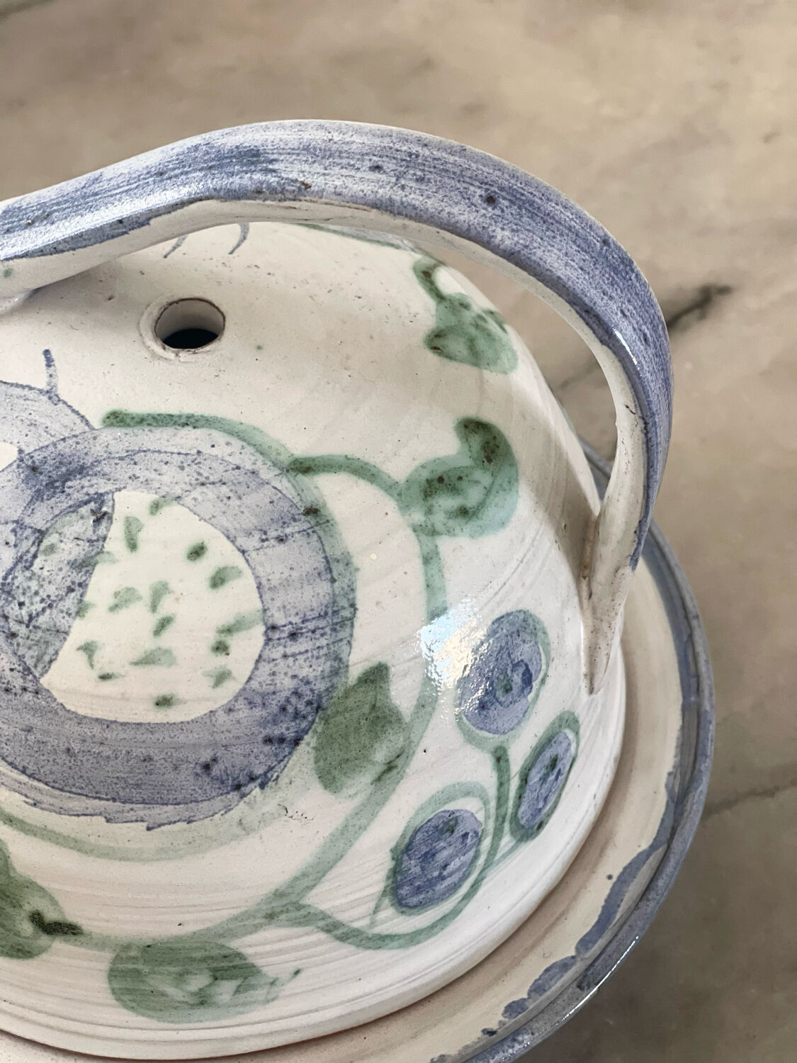 Cheese dome in stoneware.