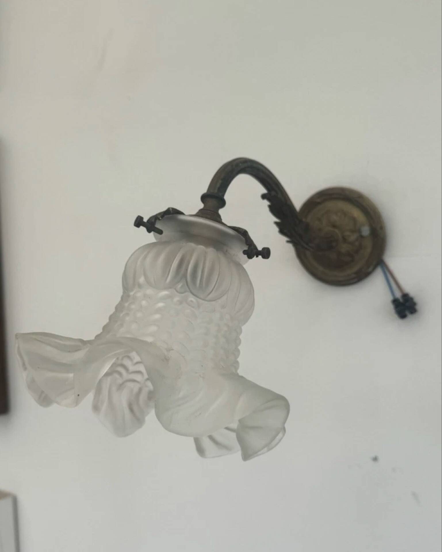 Antique bronze wall light in Louis XVI style - tulip-shaped glass paste flower.