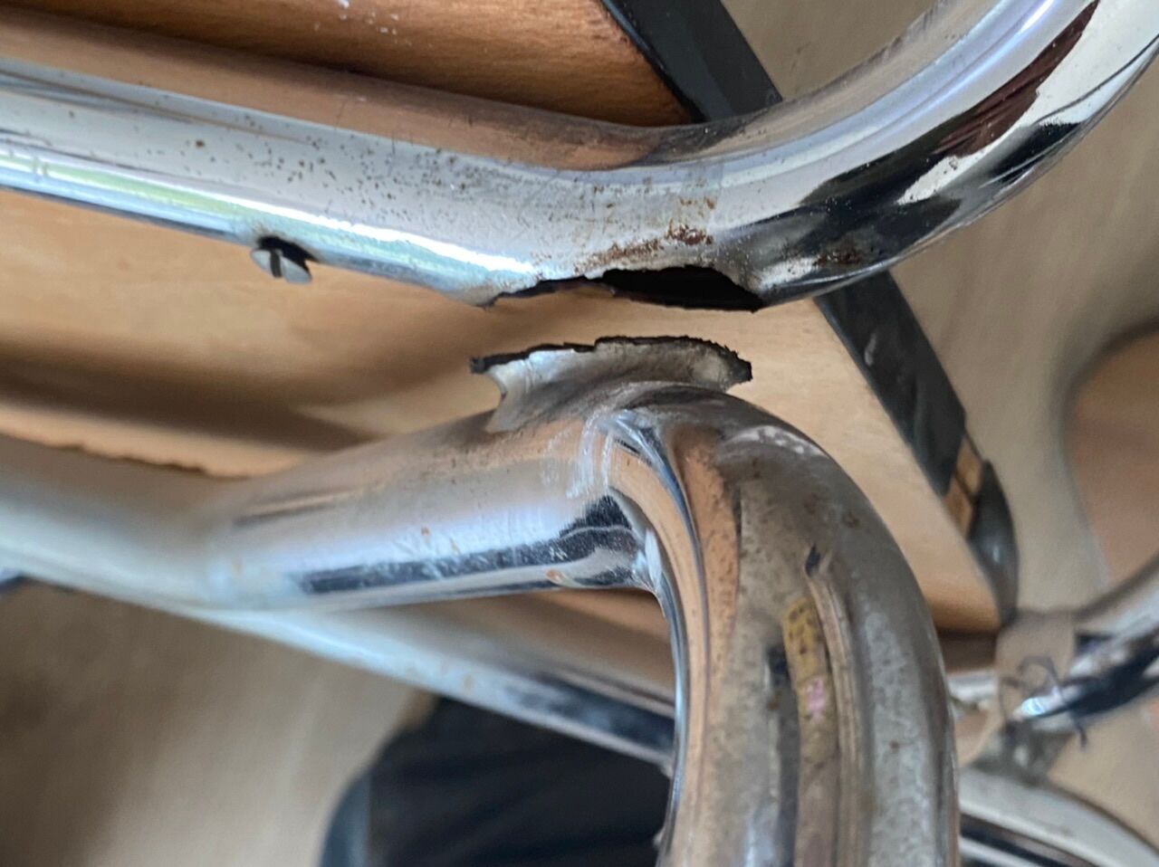 Extendable table + 4 marbled formica chairs