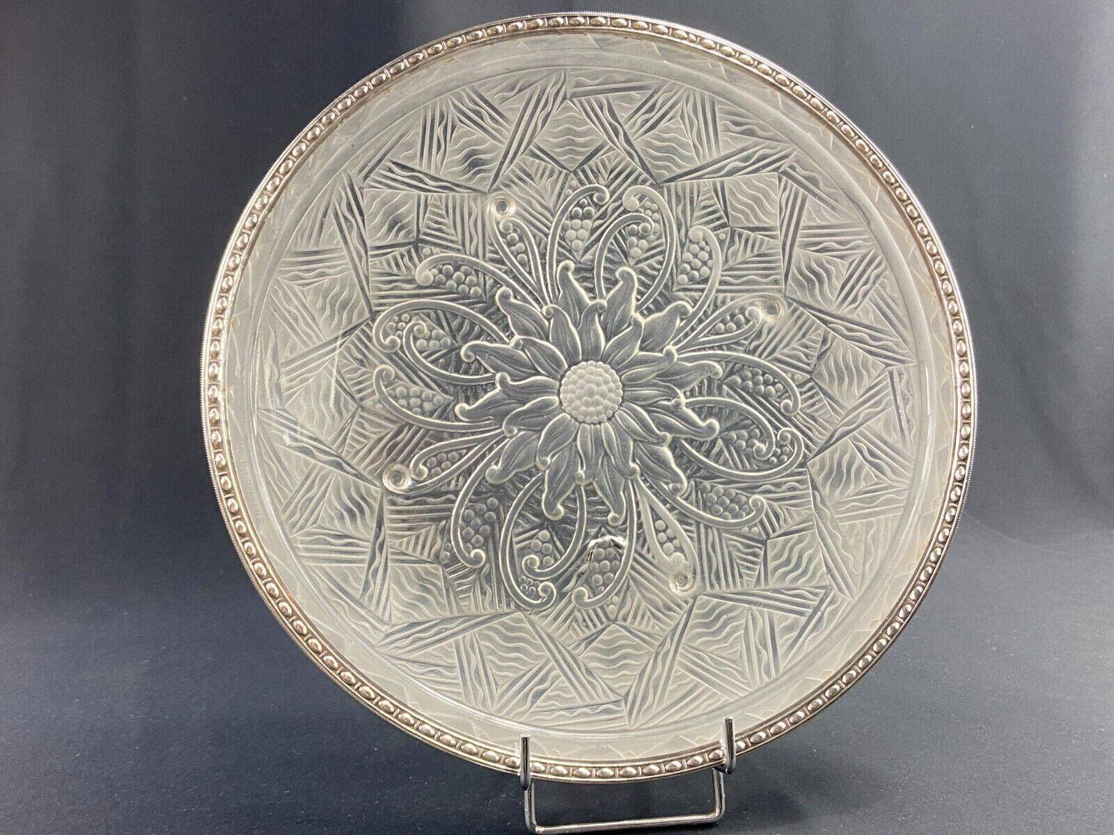 Plat circulaire en verre Art Déco signé Lorrain monture en argent massif minerve