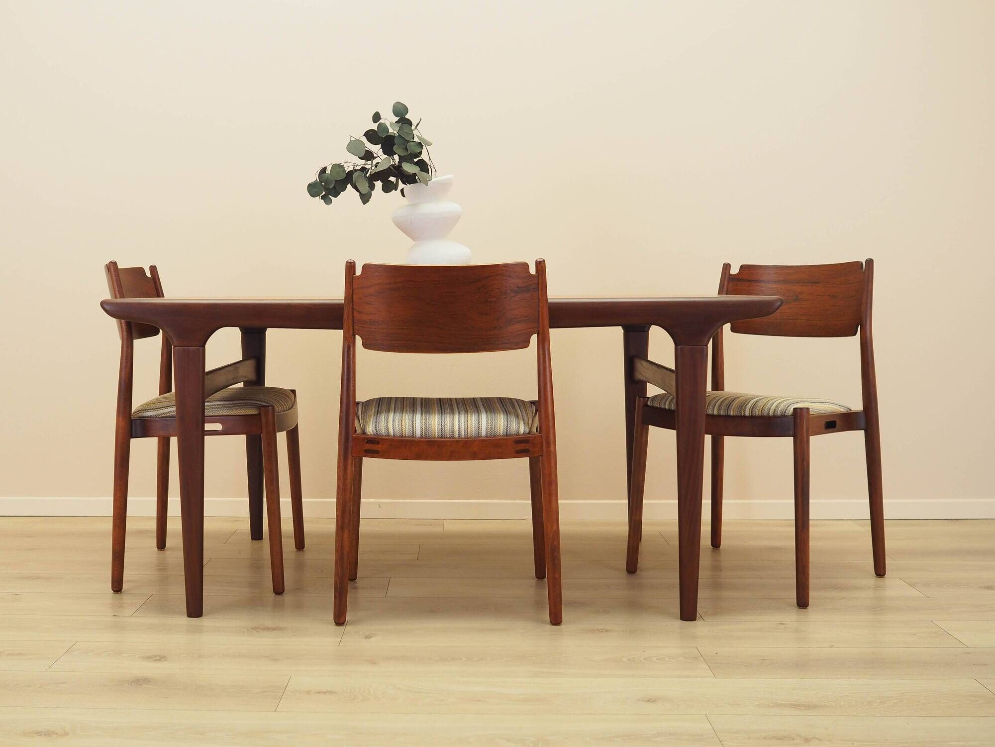 Table en teck, design danois, années 1970, designer : Johannes Andersen