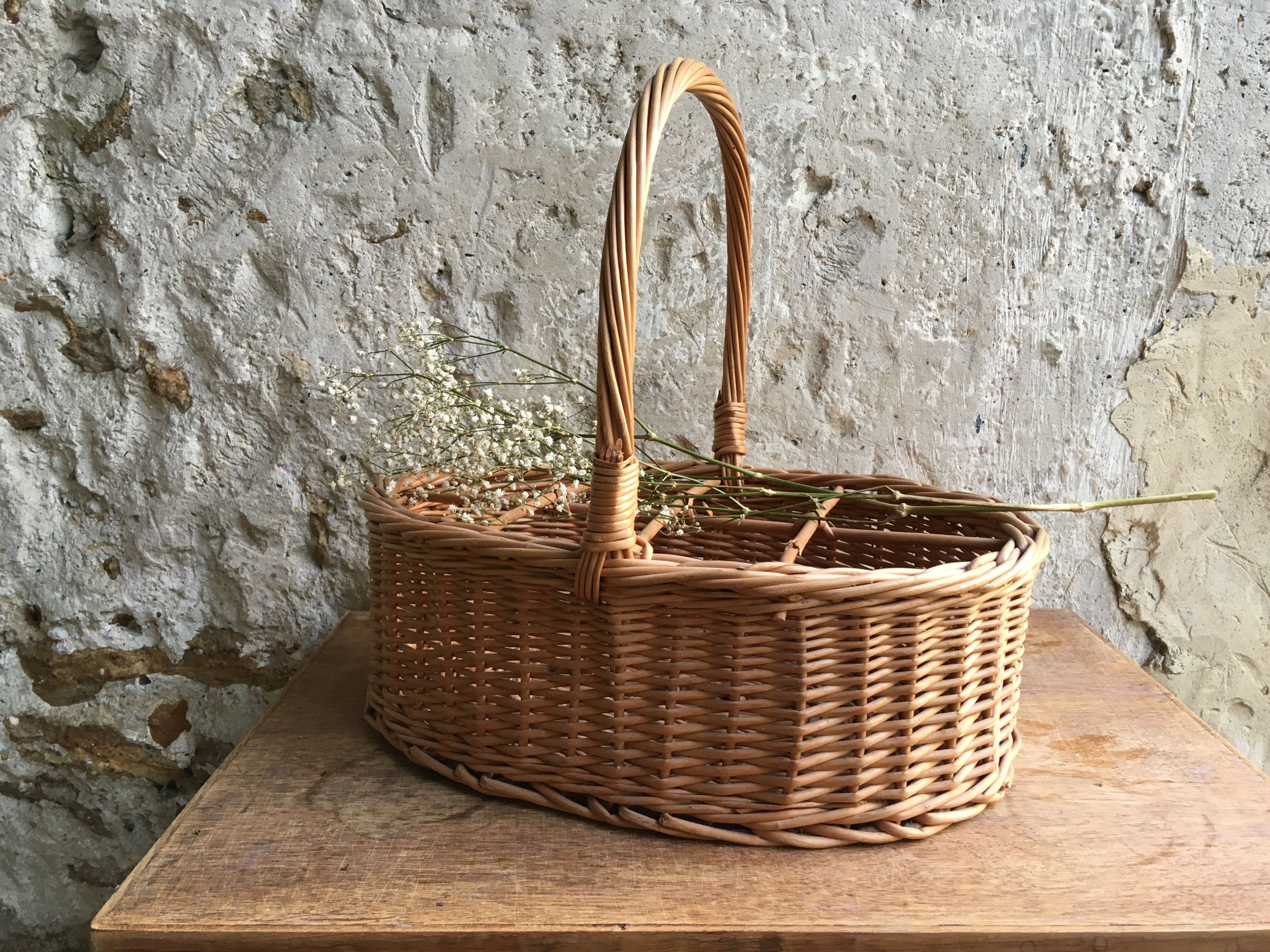 Panier en osier vintage porte-bouteilles