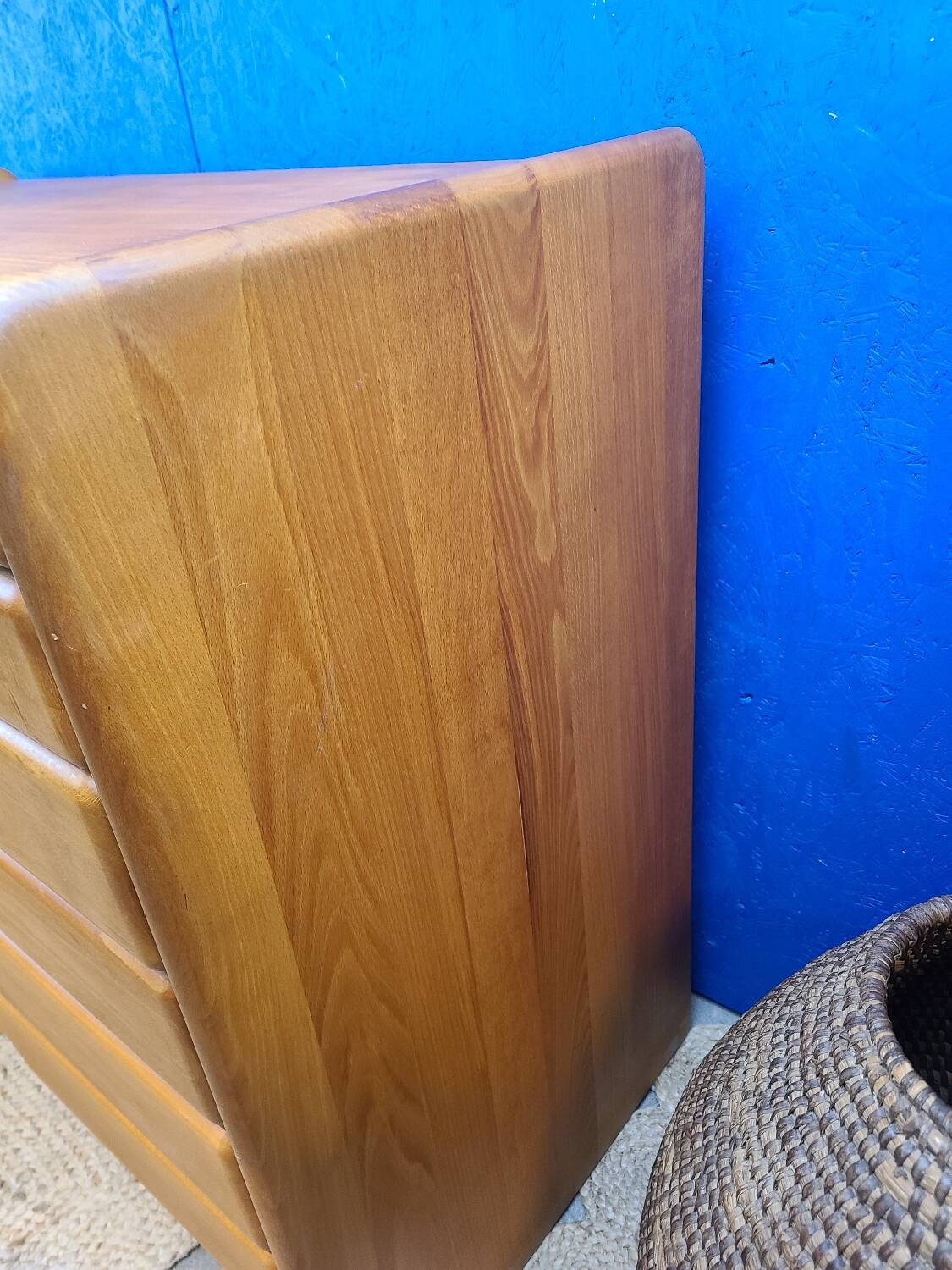 Commode vintage dans le goût de la maison regain