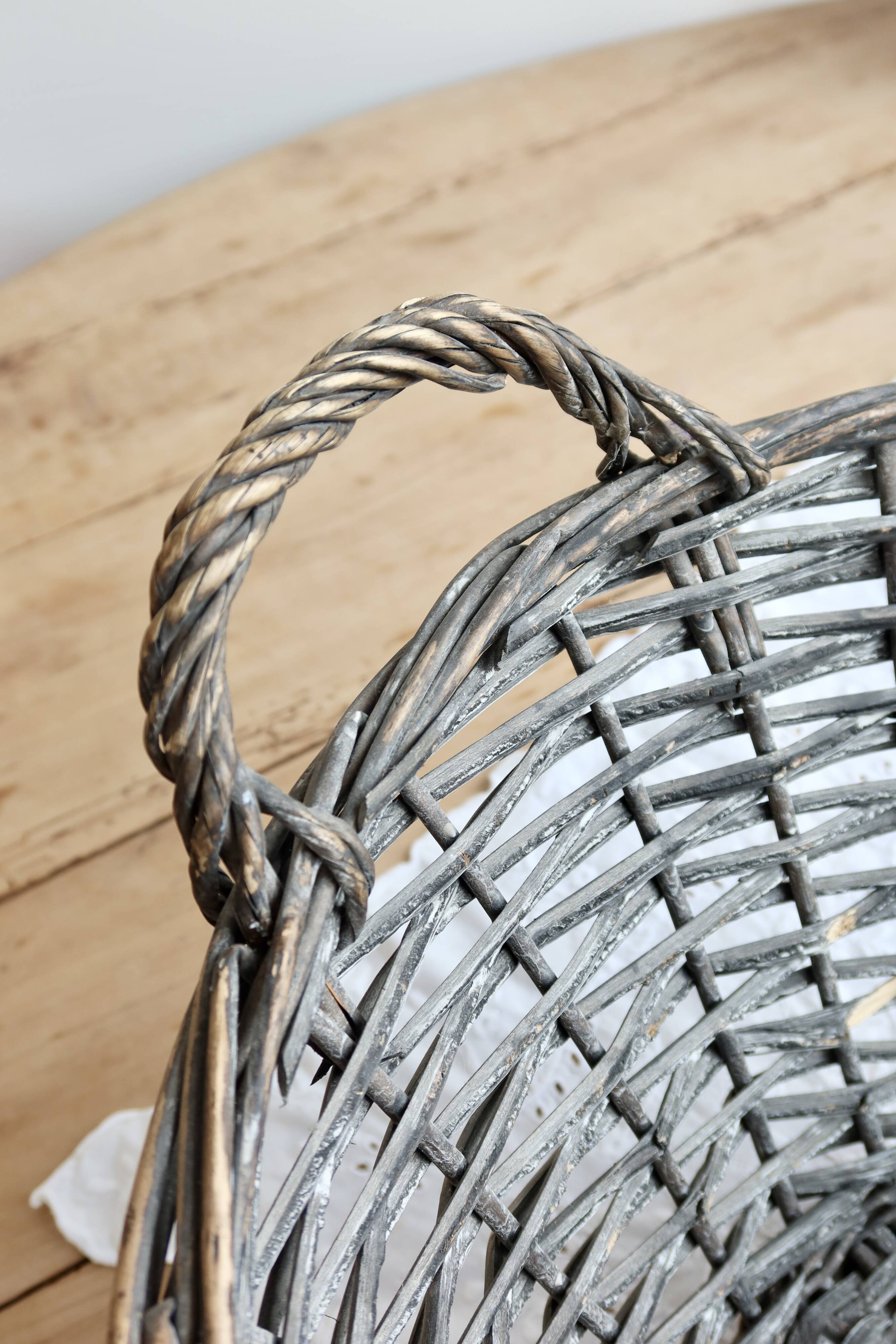 Grand panier vintage en osier tressé à doubles anses