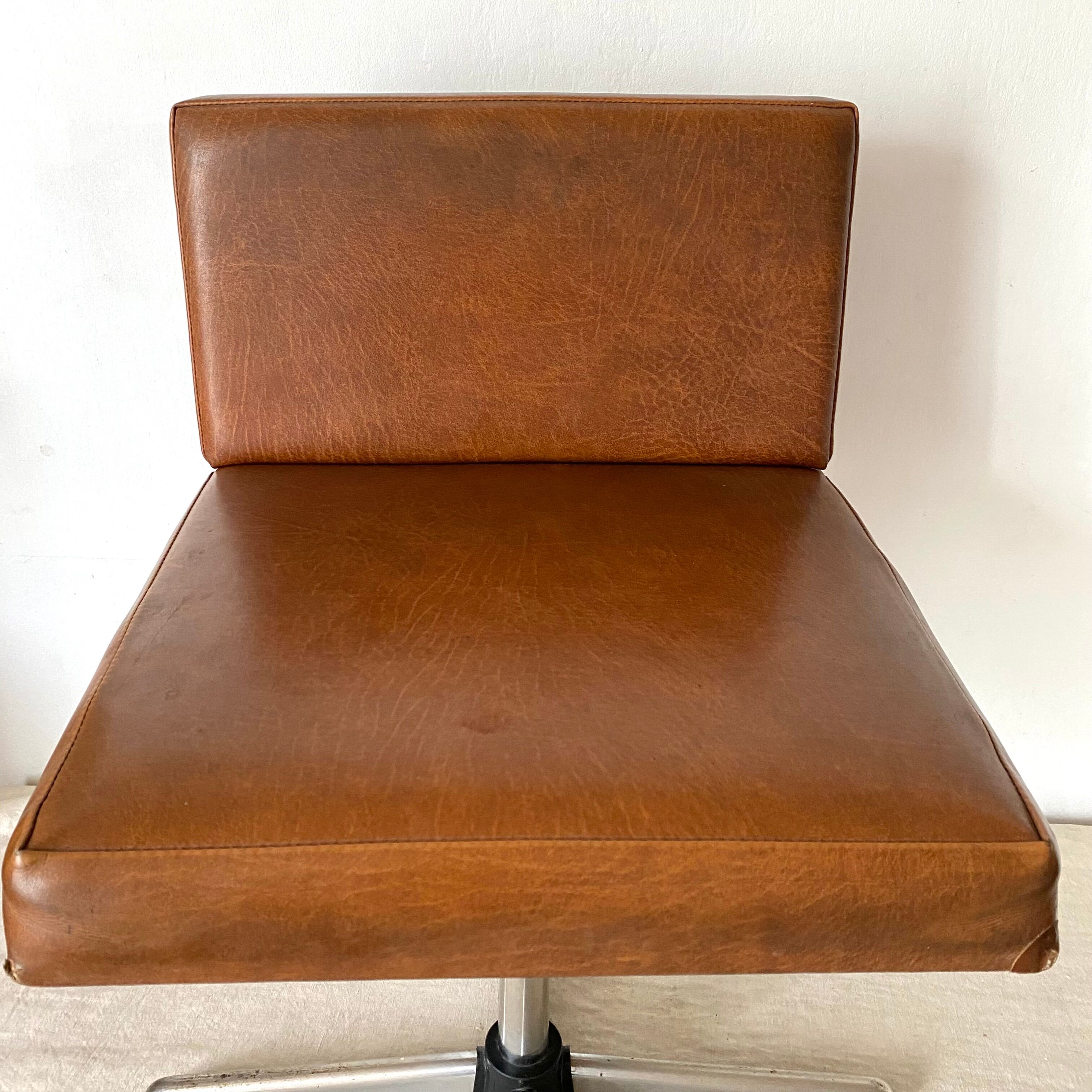 Vintage industrial office chair in skaï