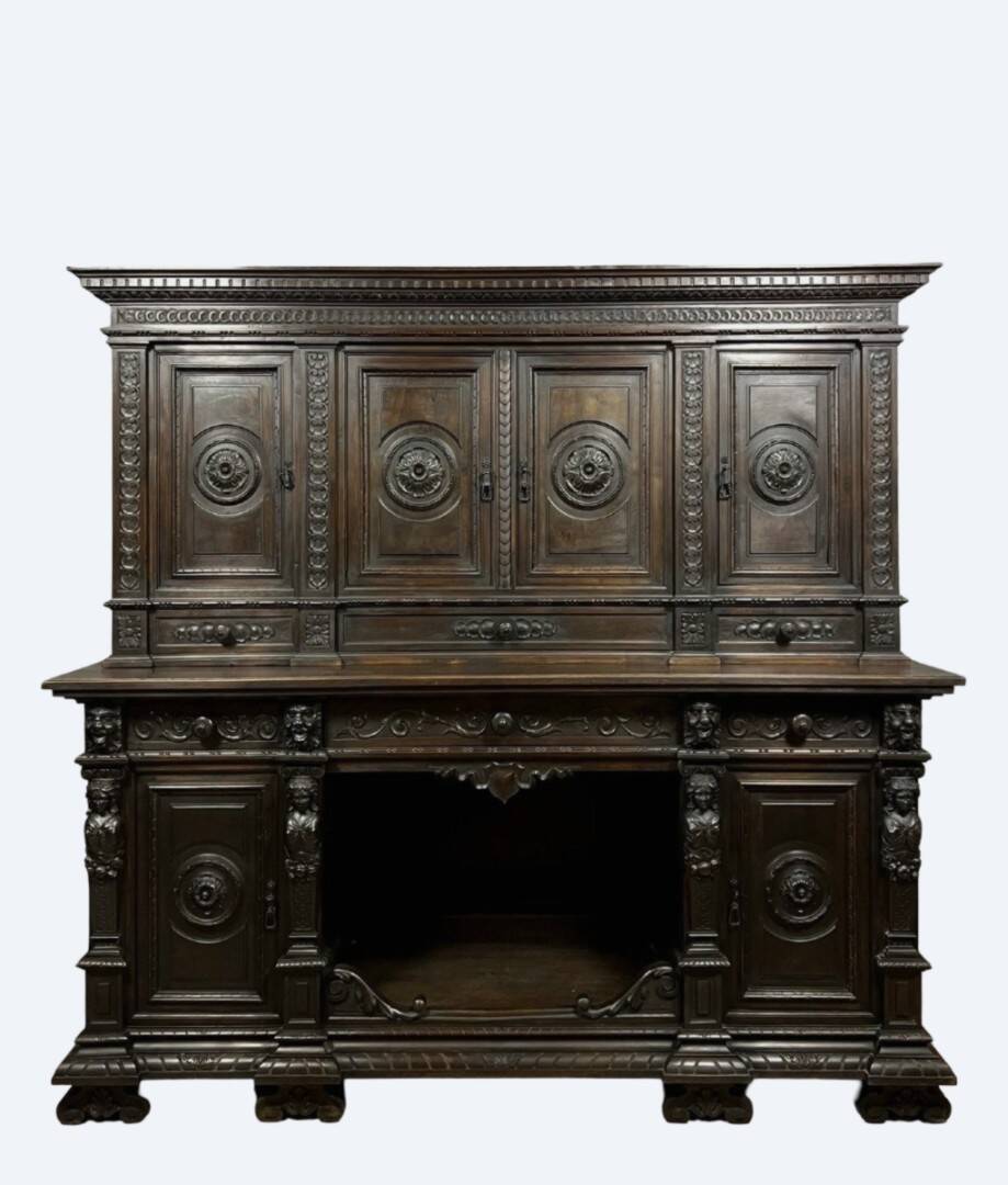 Important Renaissance buffet in solid walnut.
