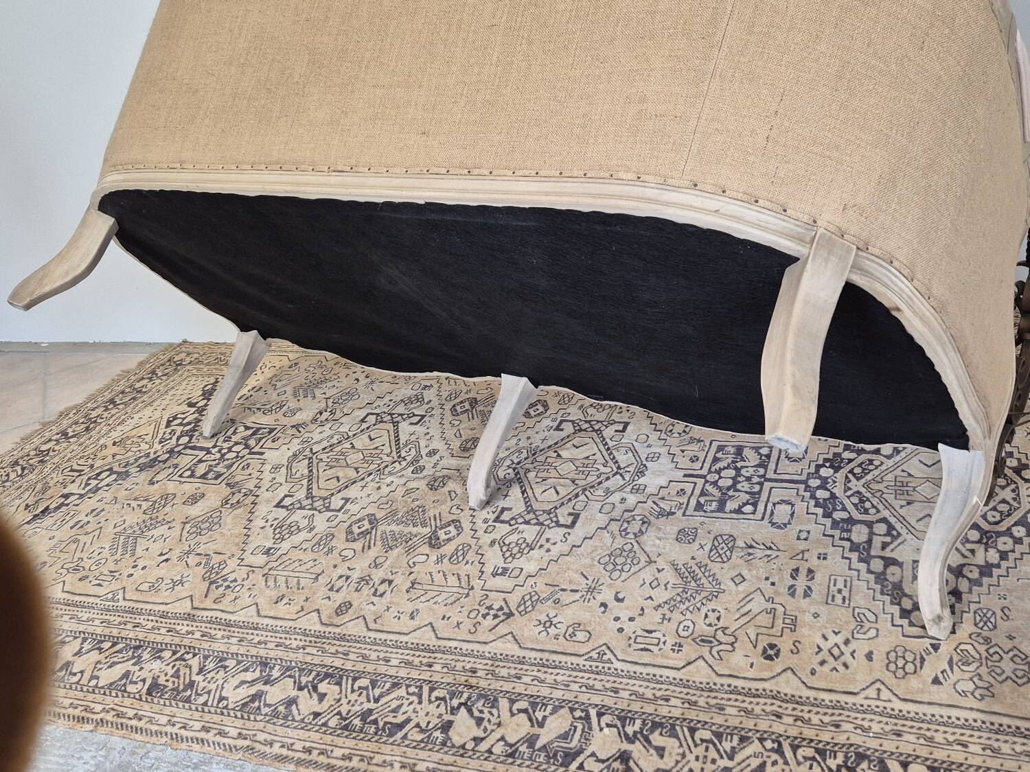 Louis XV style bench sofa in pink fabric and burlap