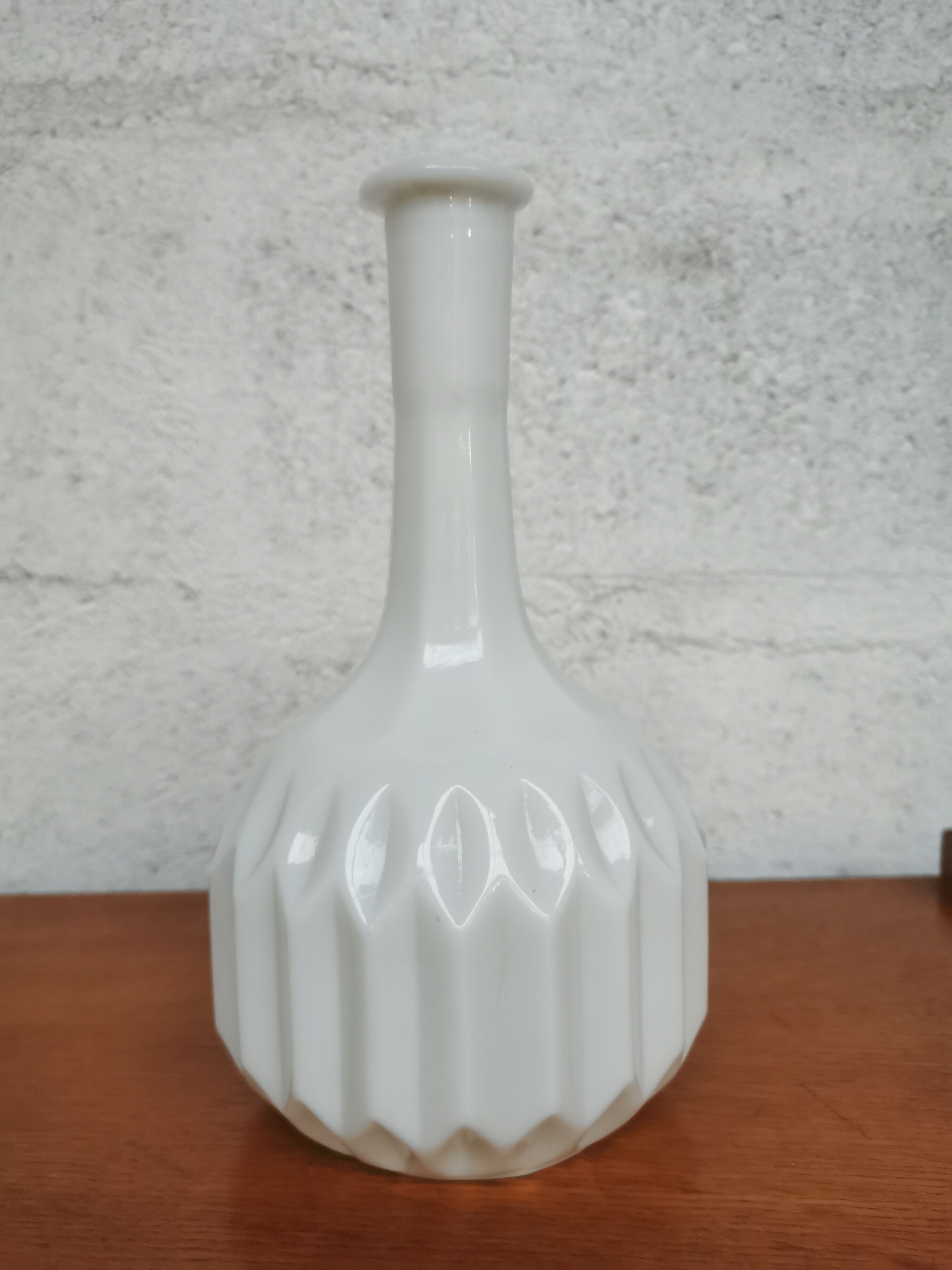 Chiseled vase in white opaline