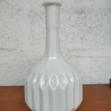 Vase ciselé en opaline blanche
