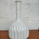 Vase ciselé en opaline blanche