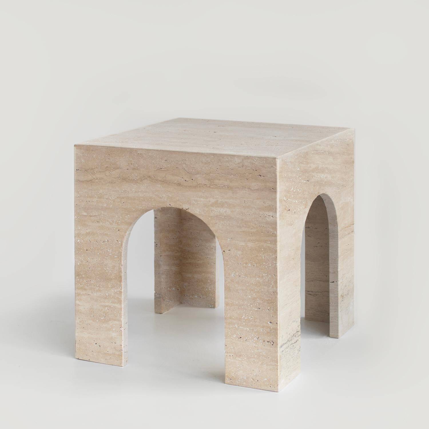 Table d'appoint en arc travertin