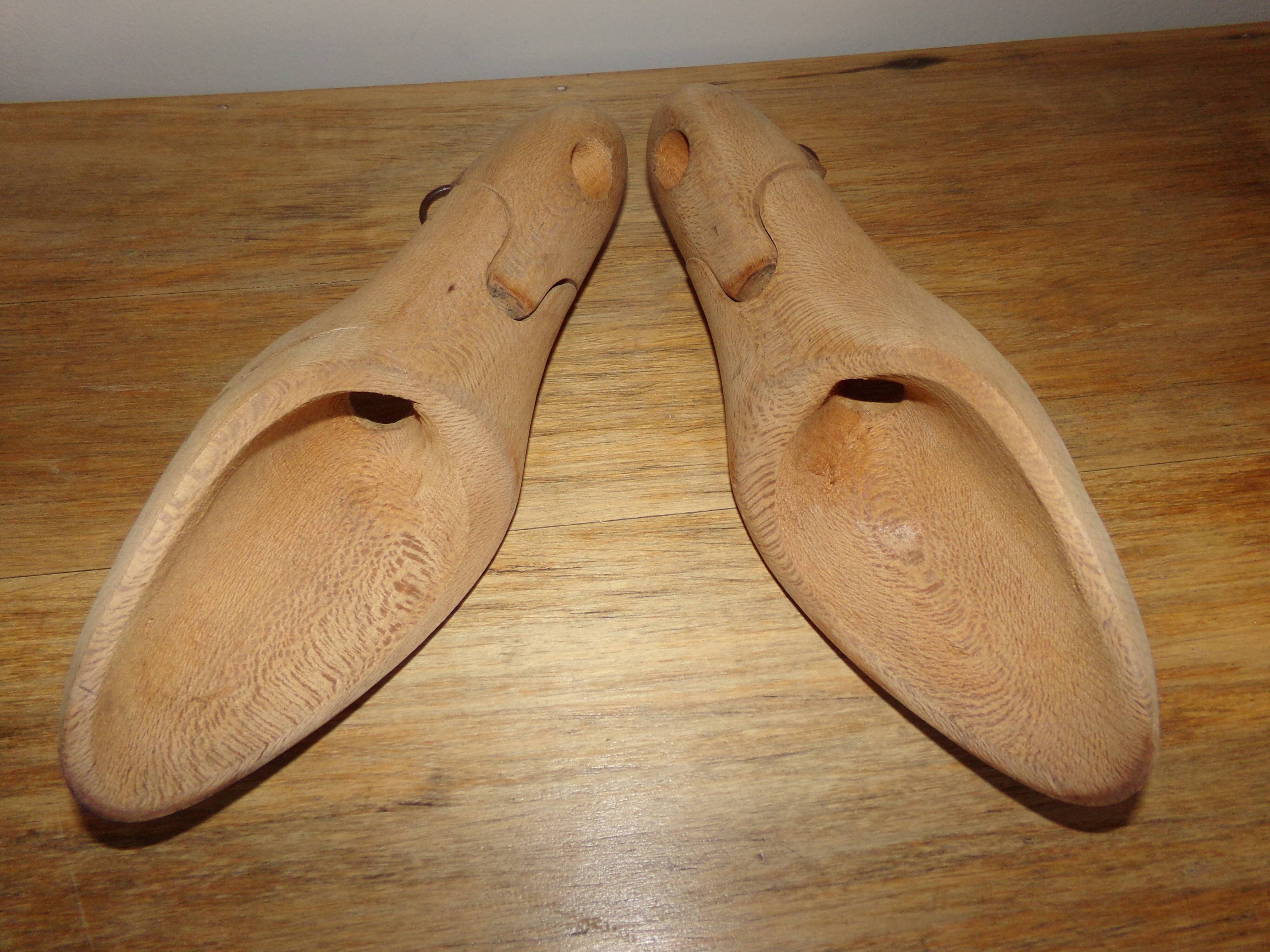 Paire d'embauchoirs en bois brut