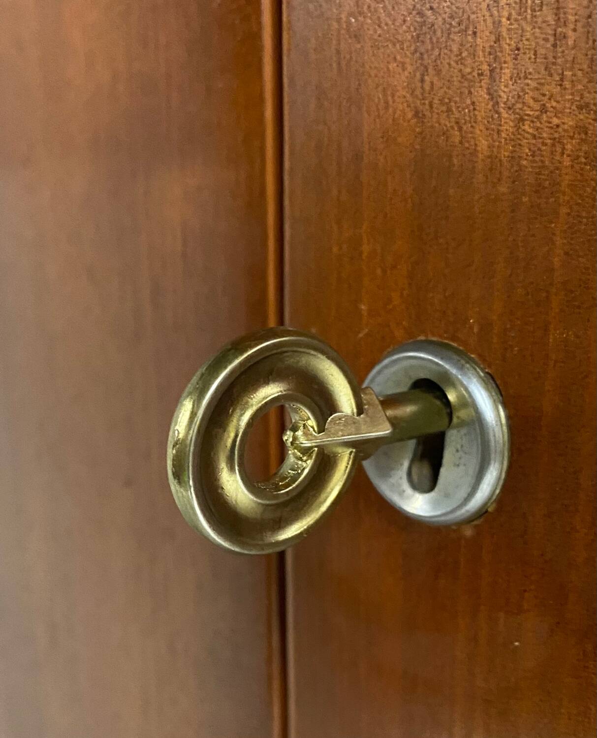 Armoire vintage pieds compas