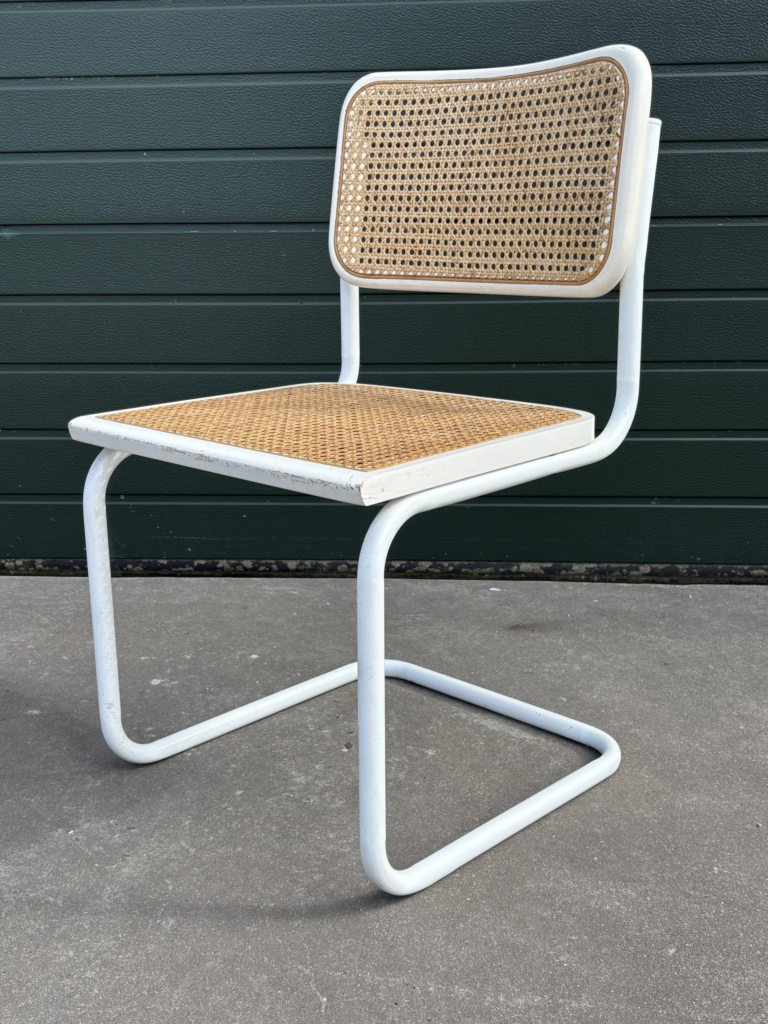 Set of 4 Cesca b32 model chairs in white dining chair