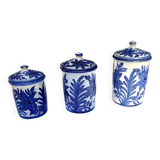 Trois petits pots bleus