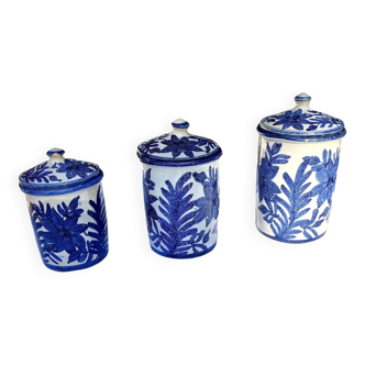 Trois petits pots bleus