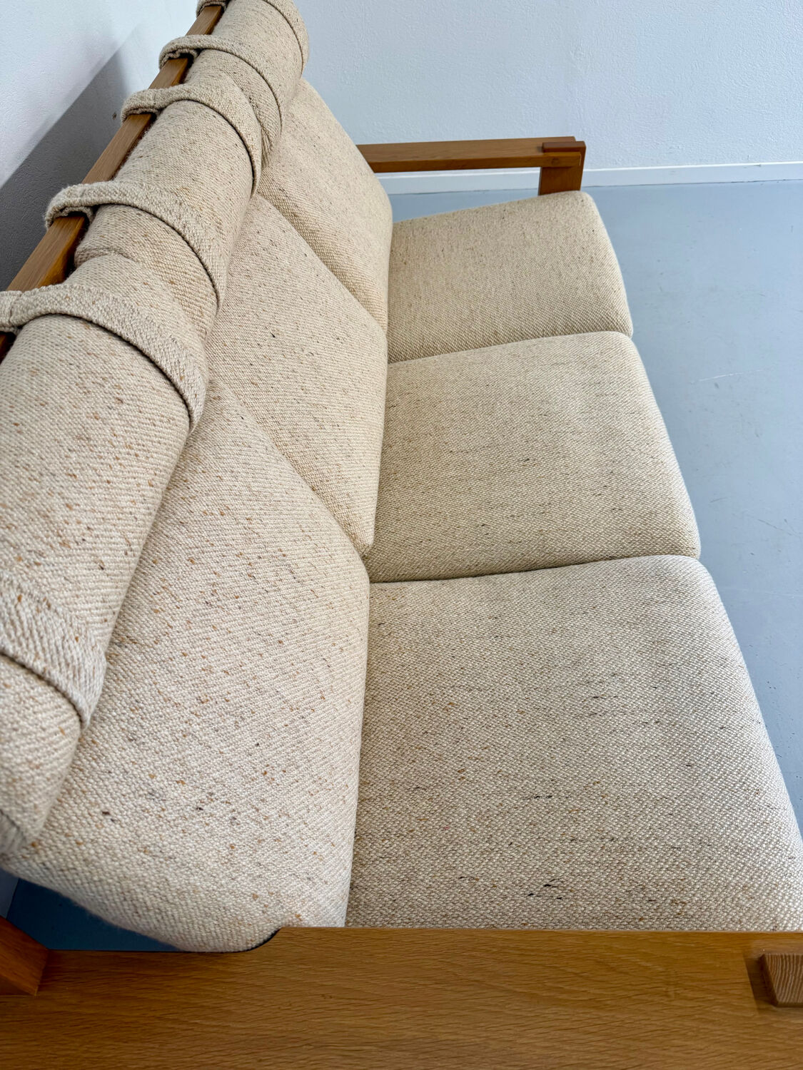 Three-seater canapé in solid oak with Scandinavian design fabric from the 1970s.