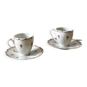 Paire de tasses en porcelaine