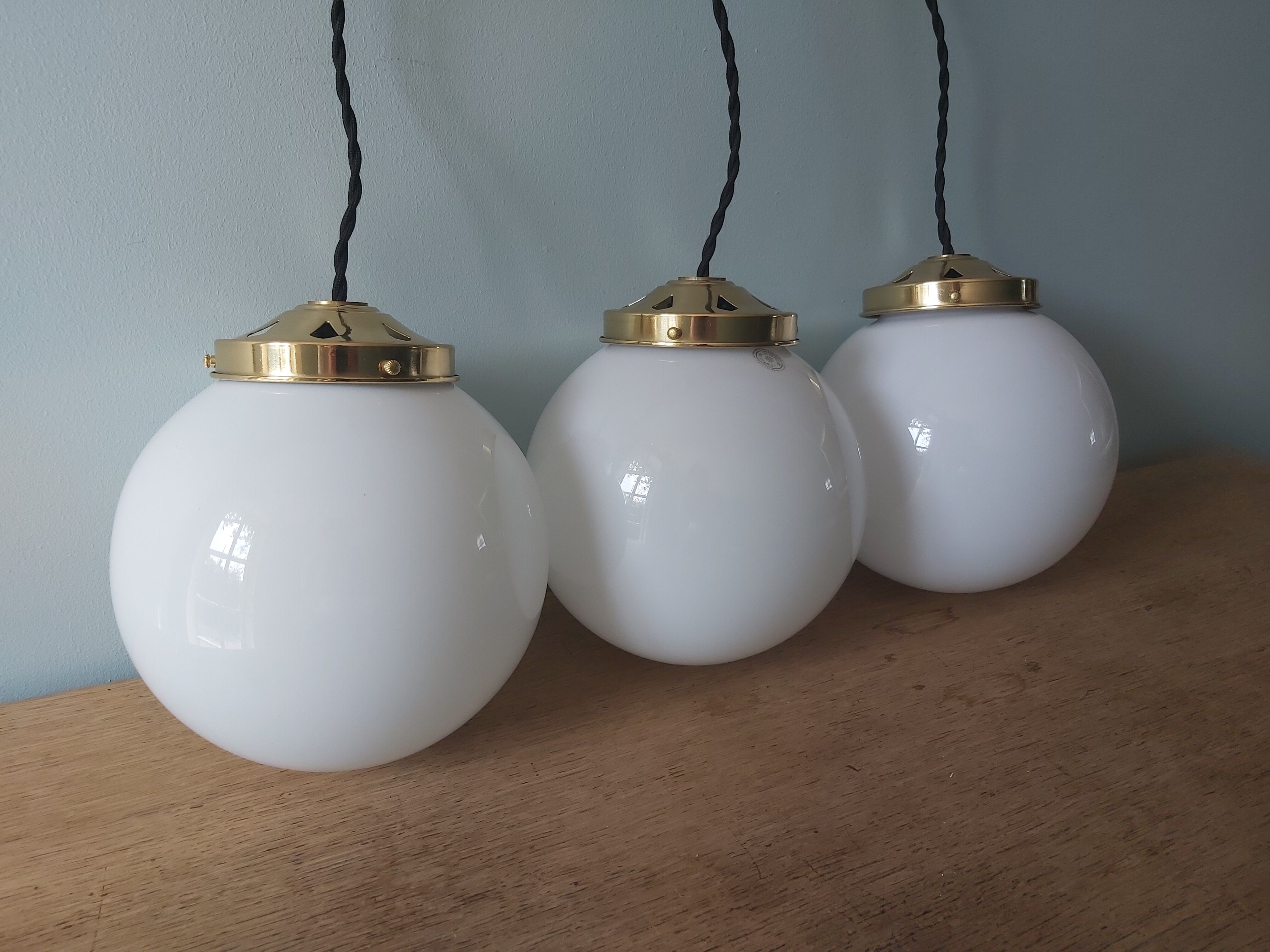 Lot de 3 suspensions art deco avec globe en opaline blanche