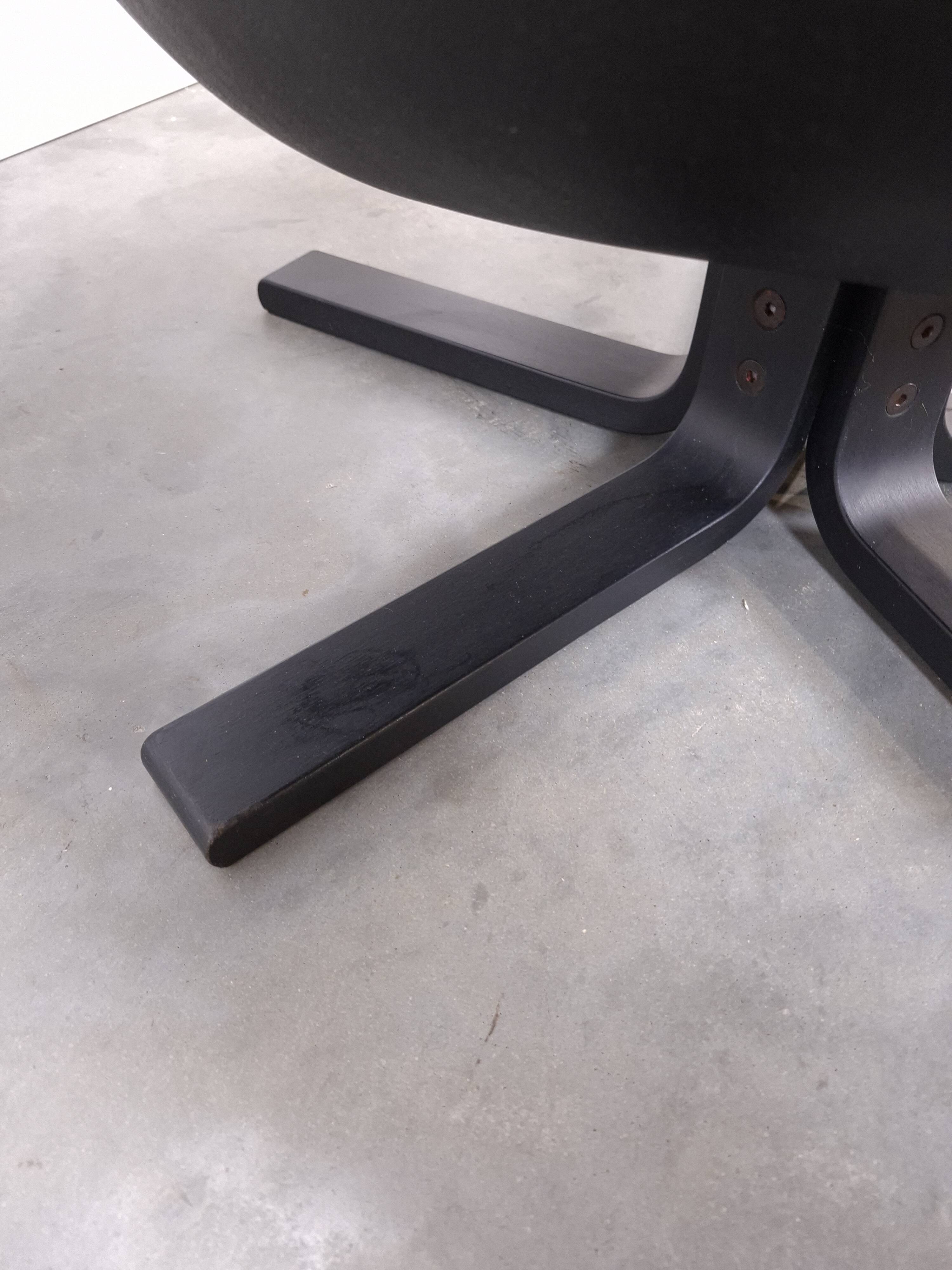 Draaibare zwart leren fauteuil H.W. Klein voor Bramin uit Denemarken