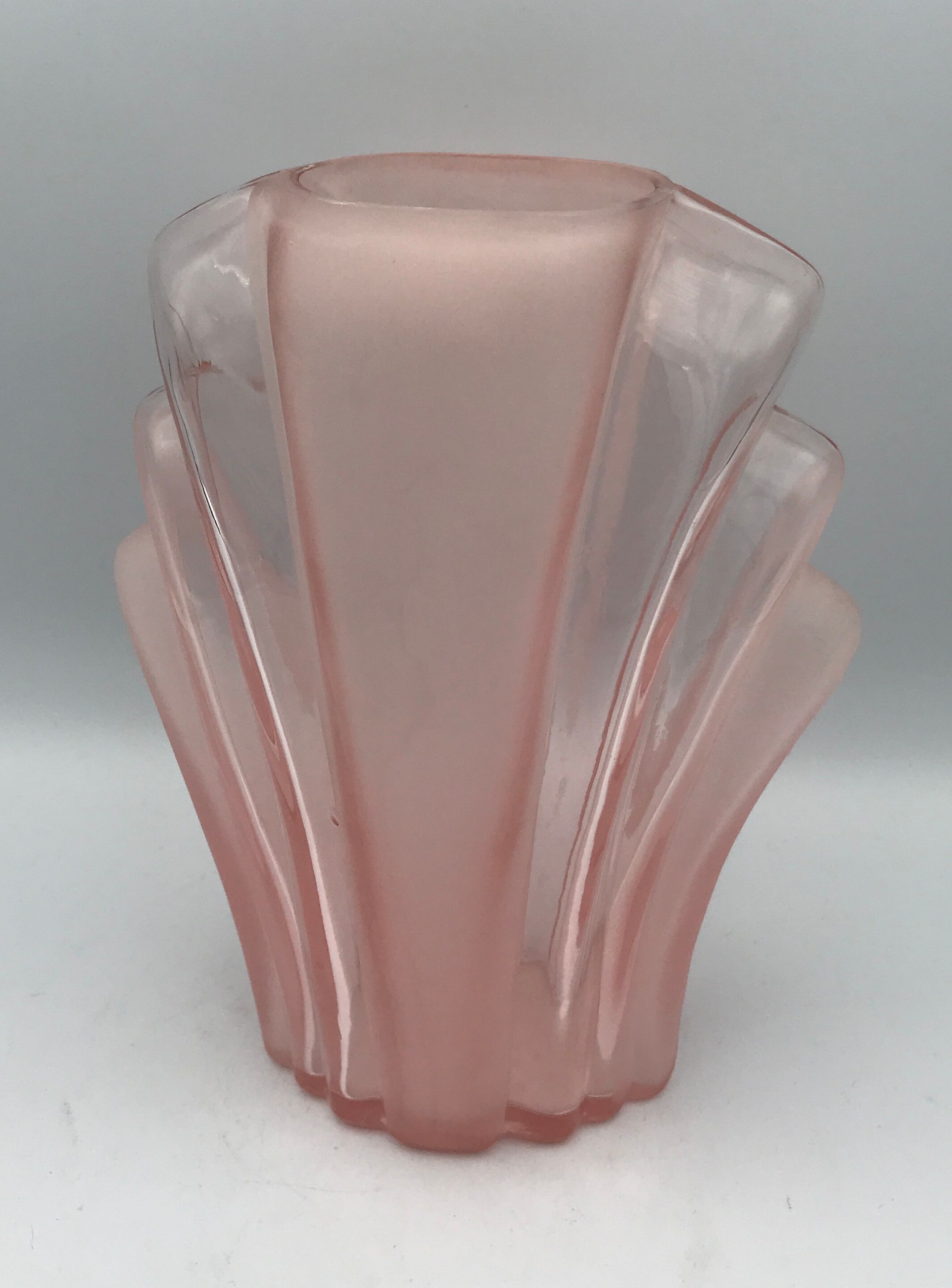 Vase en verre moulé rose art déco 18 cm