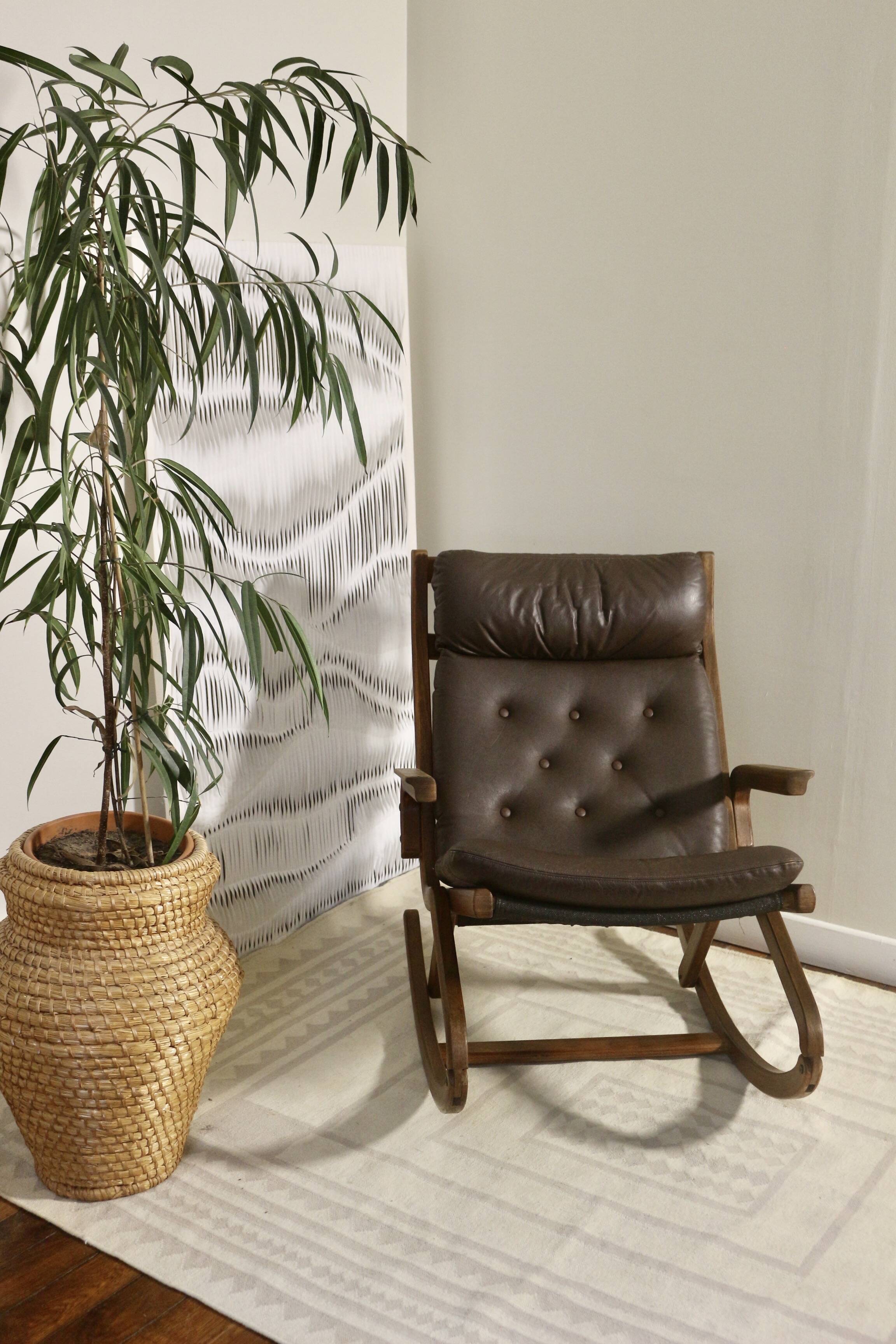 Fauteuil à bascule design Norvège 1960s bois de teck année 60 réf PAOLO