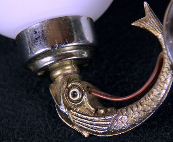 Maison Lancel, Appliques Dauphin Plaqué Argent Opaline Blanche, Milieu du Siècle, France