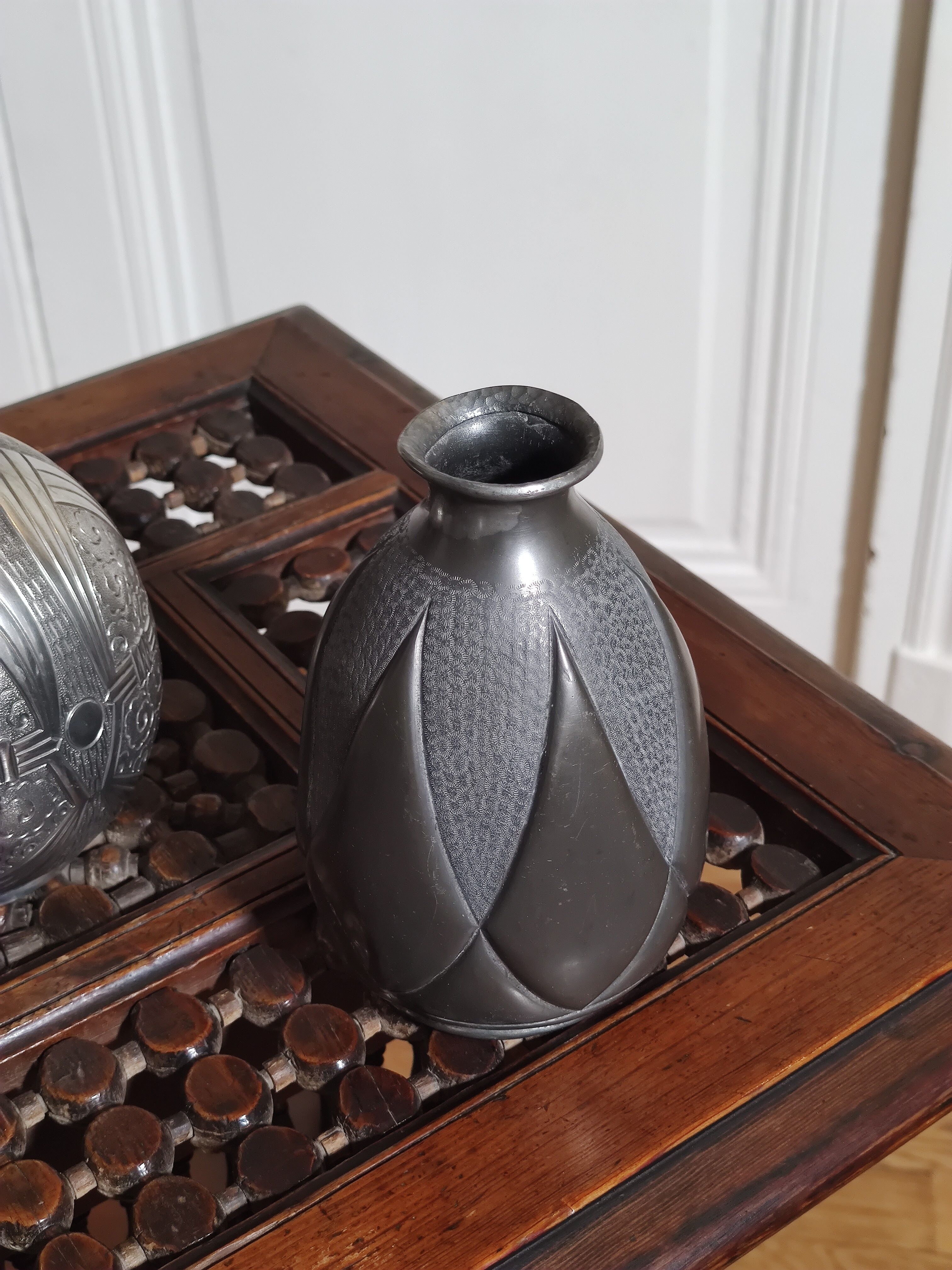 Vase en étain signé Plasait