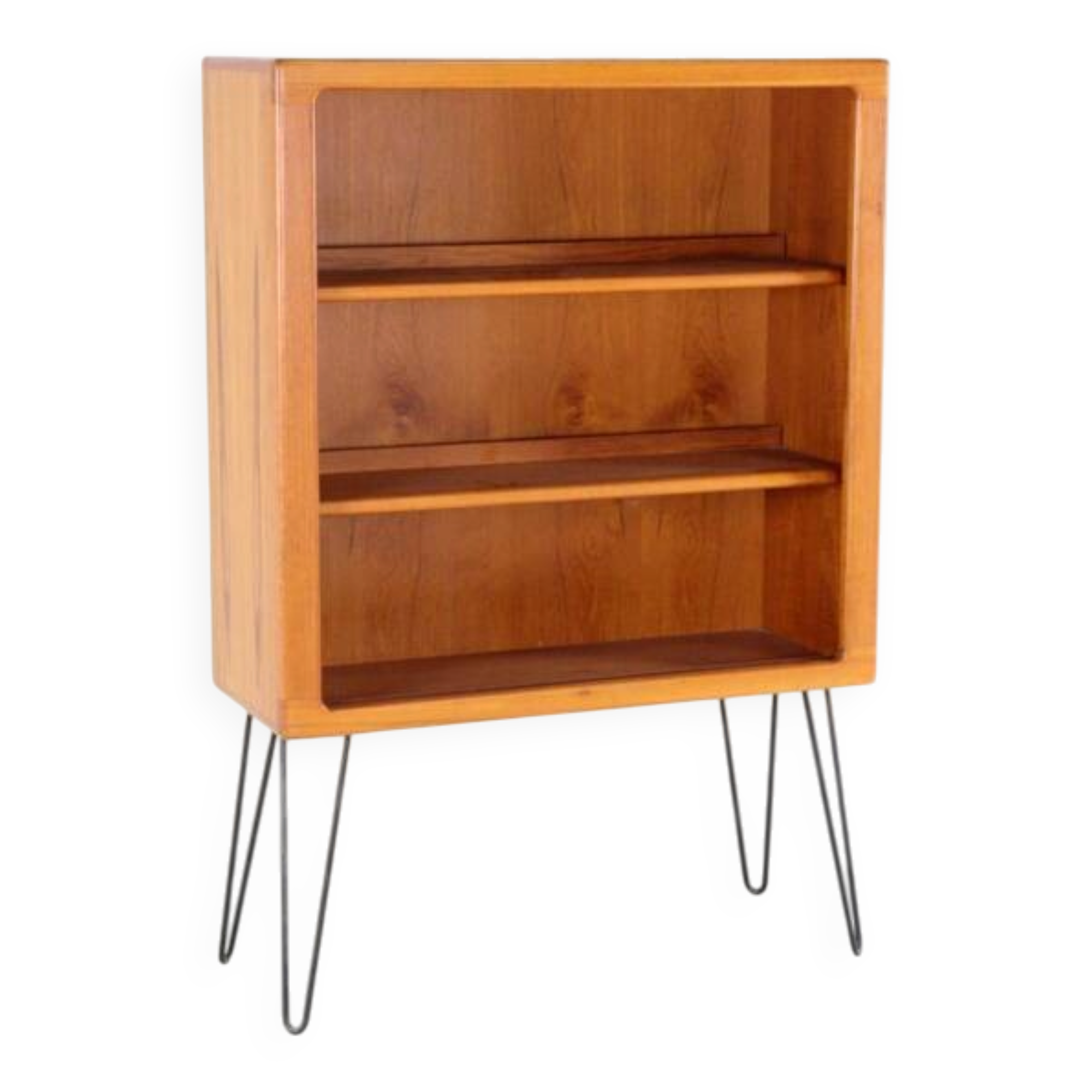 Dyrlund open display cabinet with lighting in teak on hairpins