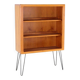 Dyrlund open display cabinet with lighting in teak on hairpins